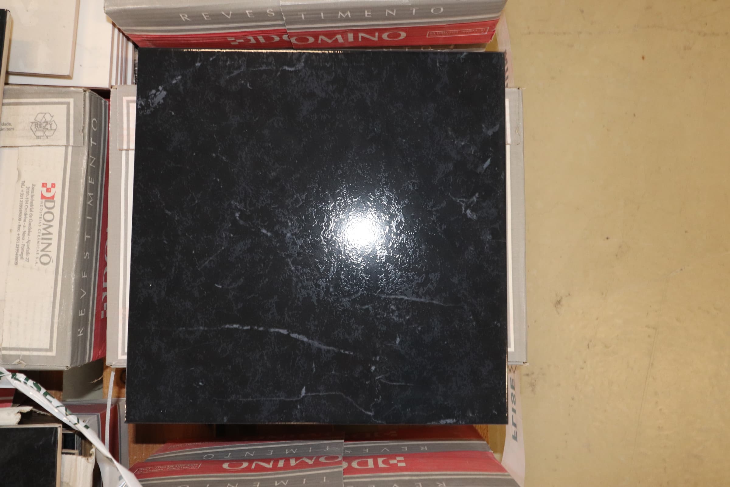 Glaseret gulv og væg flise med sort marmor look 33x33cm. - 1