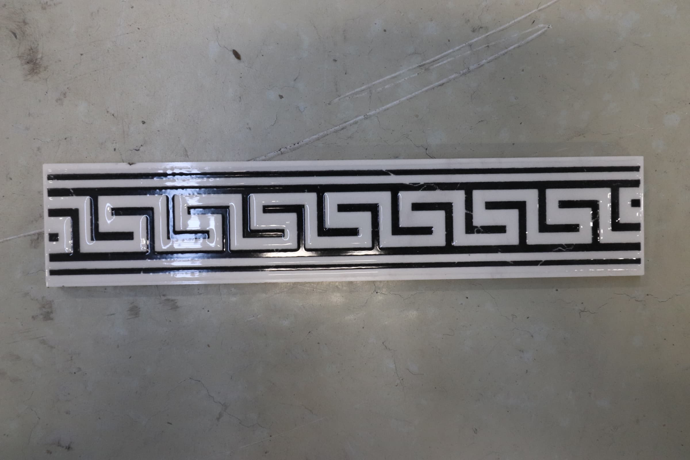 Bort 5x25cm hvid med sort mønster - 1