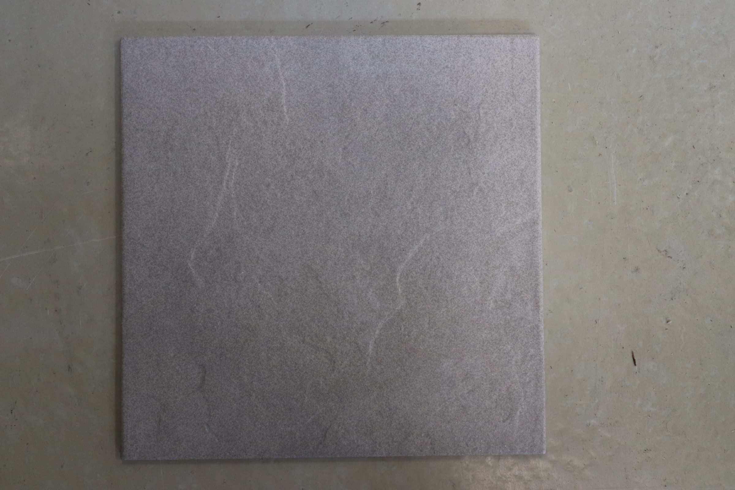 Glaseret flise 34x34cm Grå. - 1