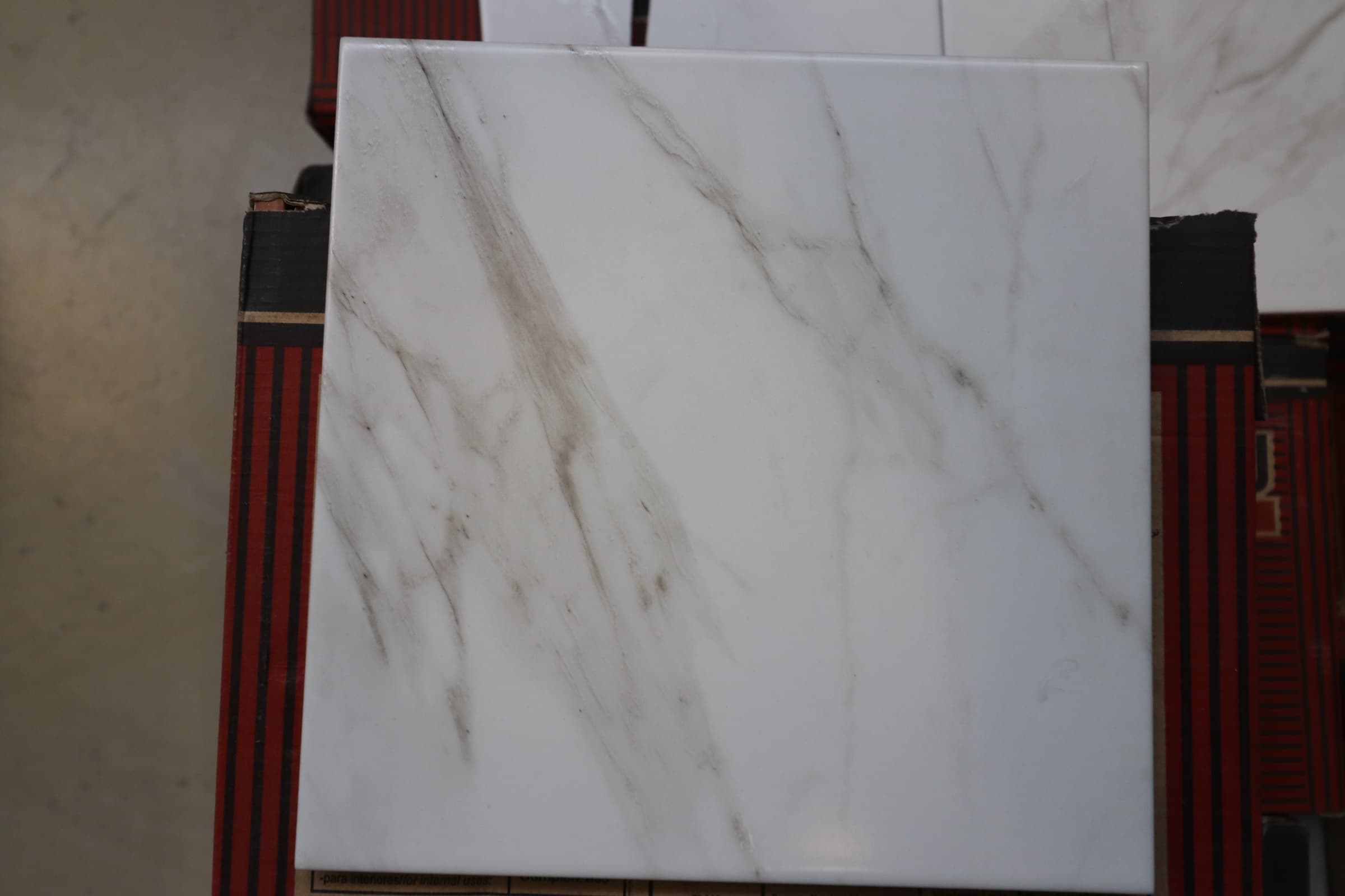 Glasereret væg flise hvid med grå marmorering 20x20cm. - 1