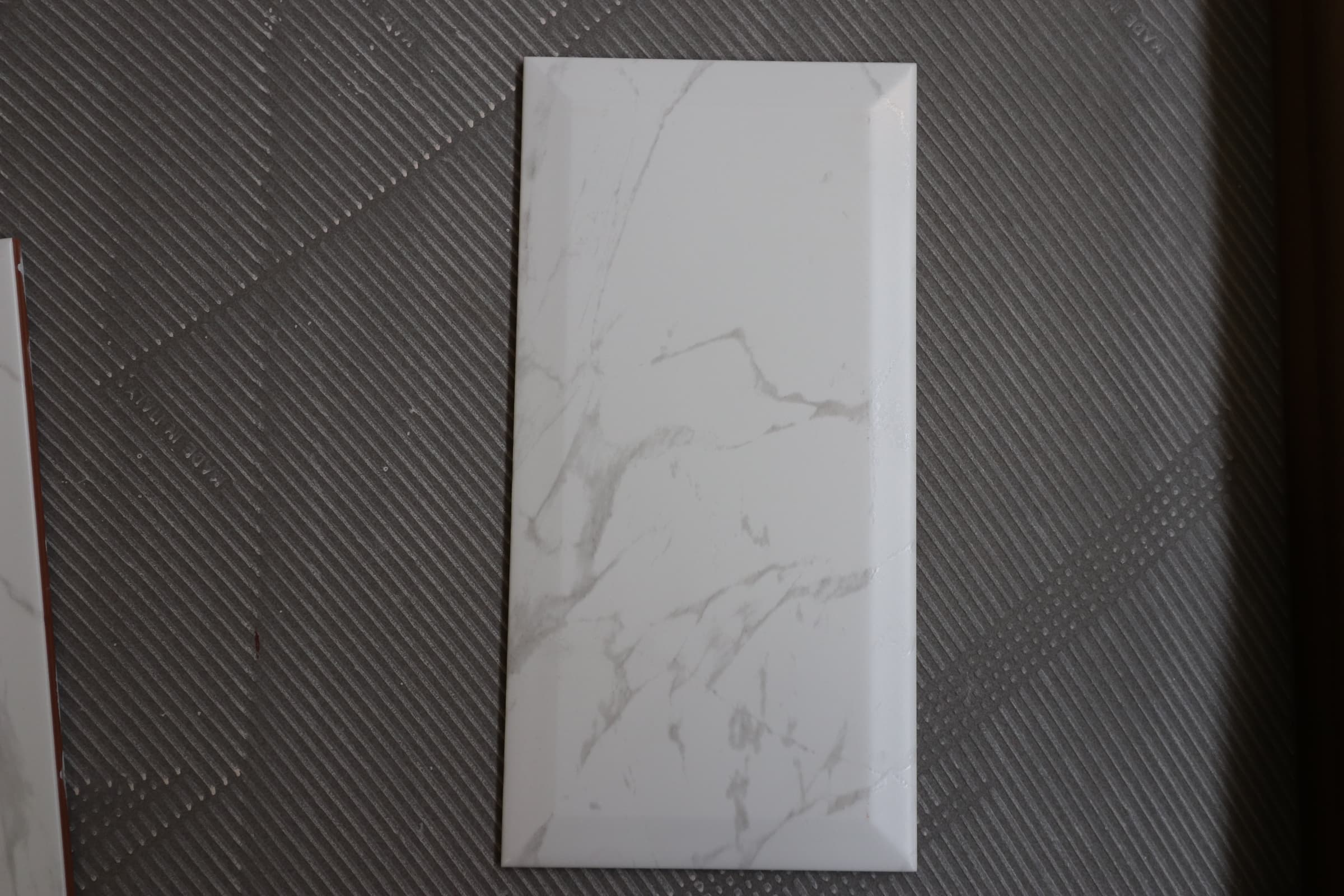 Glasereret væg flise hvid med grå marmorering 15x30cm. - 1