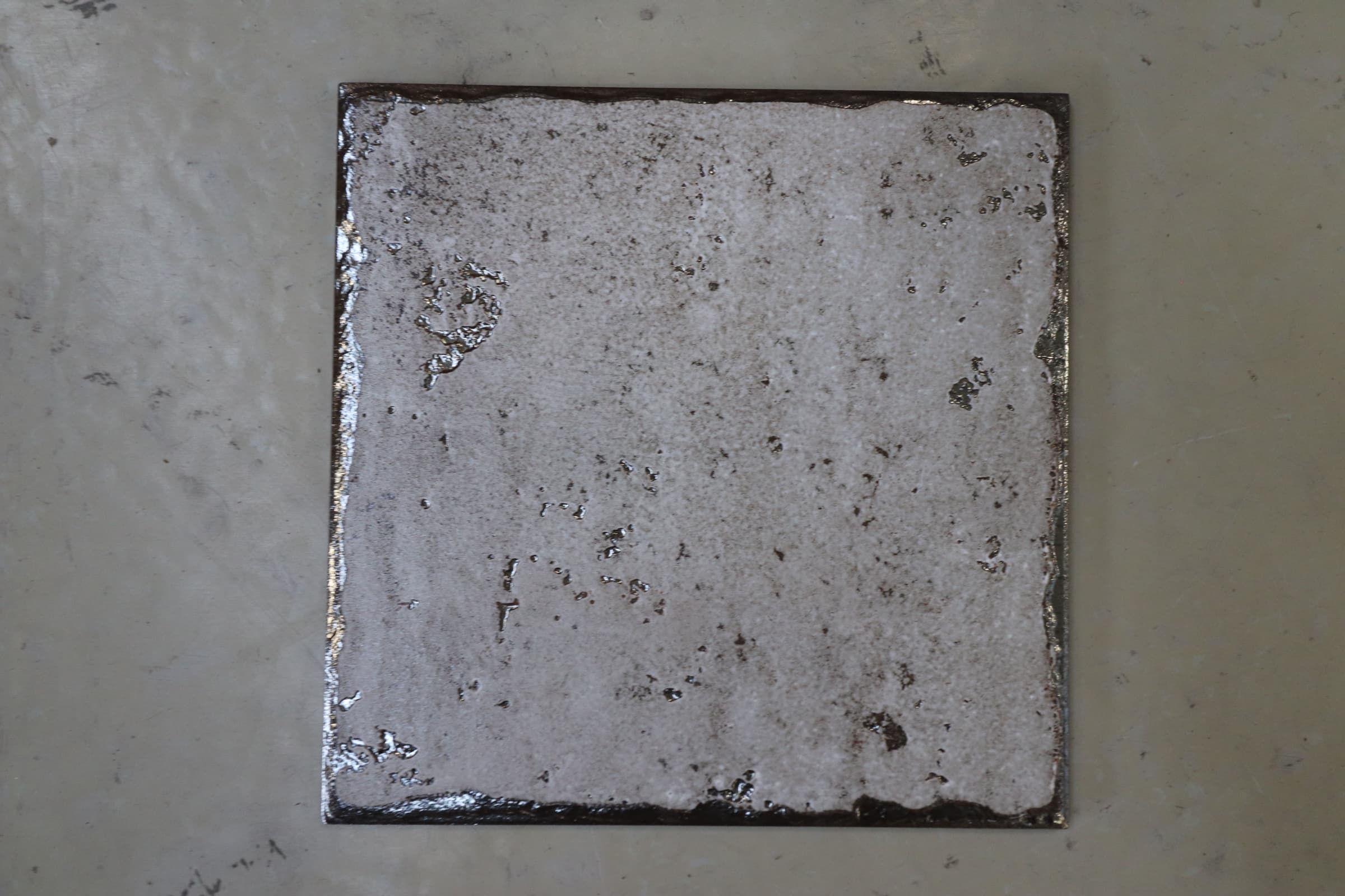 Glaseret flise IRON WHITE 23x23cm. - 1
