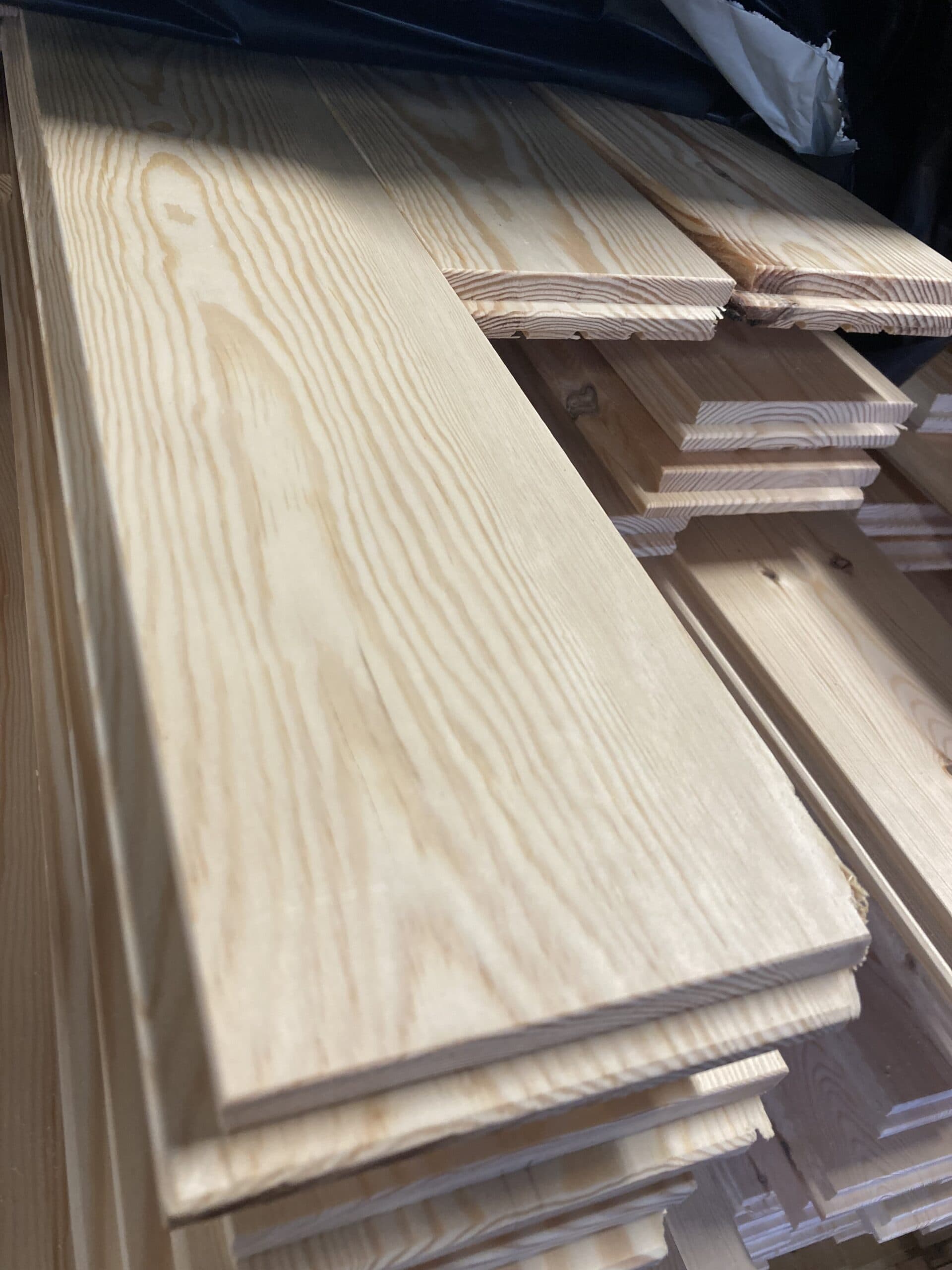 Massiv fyr plankegulv ubehandlet, 25x159mm. 149,95kr pr m²