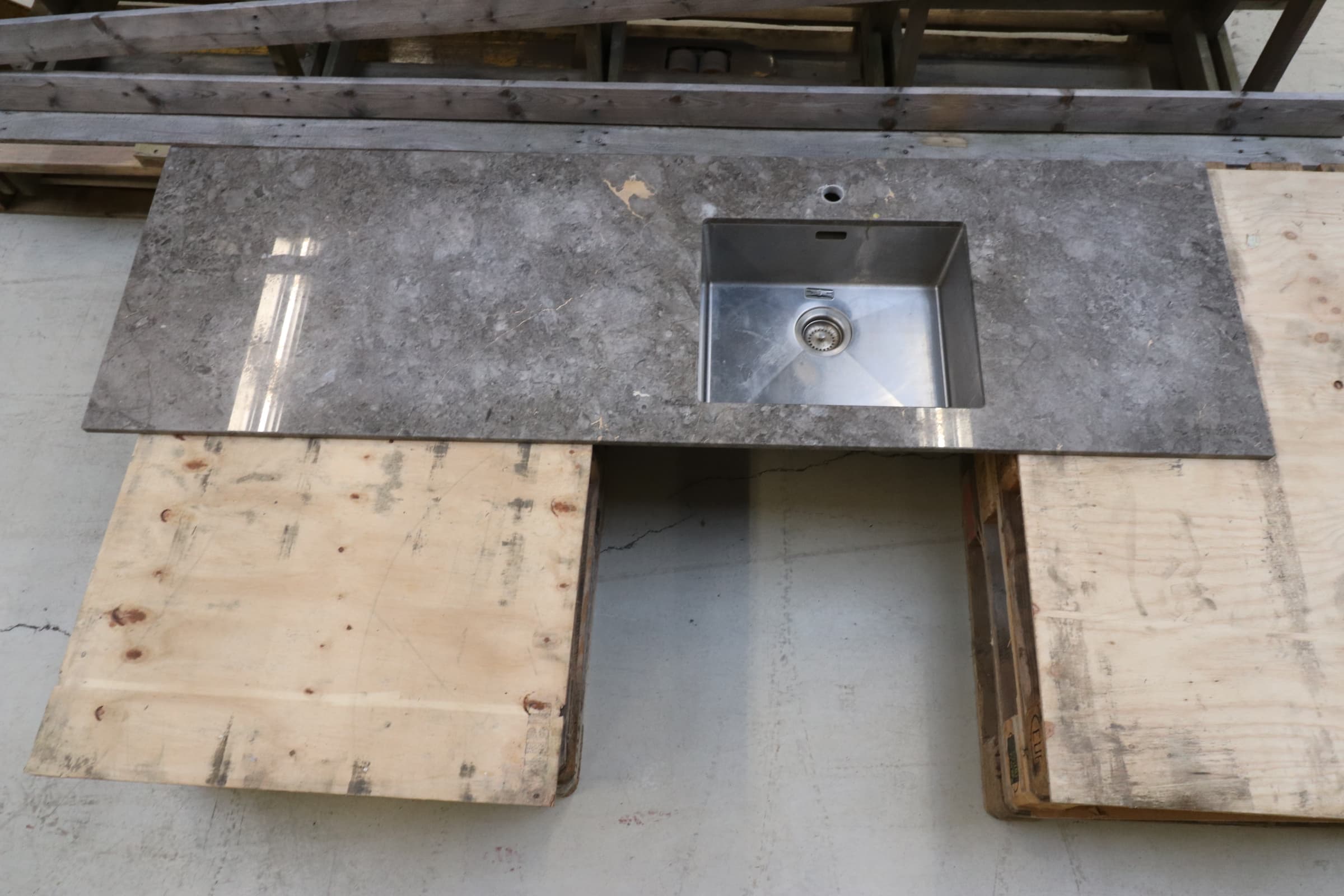 Marmor køkken Bordplade med underlimet stålvask