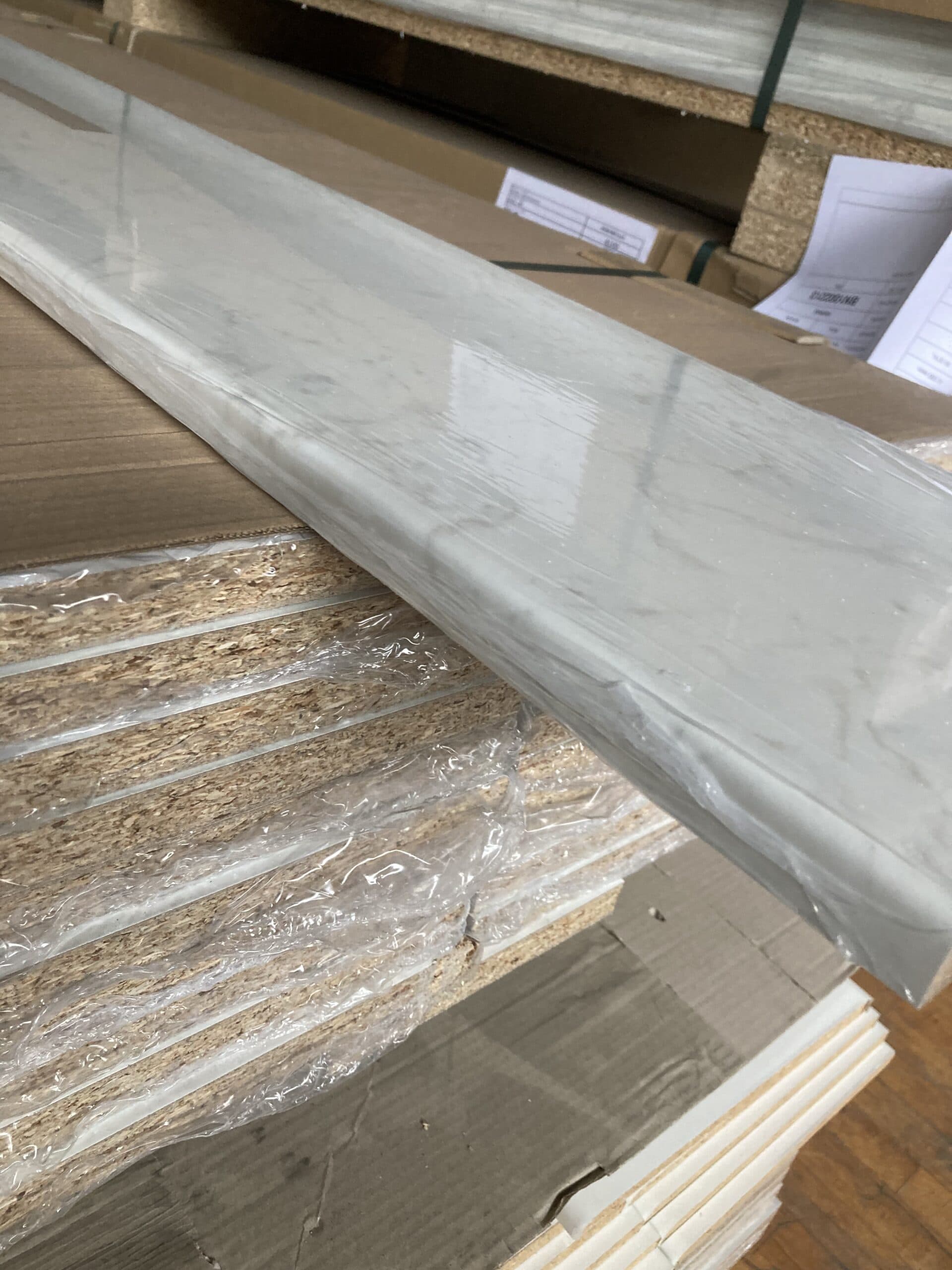 Basis vinduesbundstykke i hvid marmor look. - 1