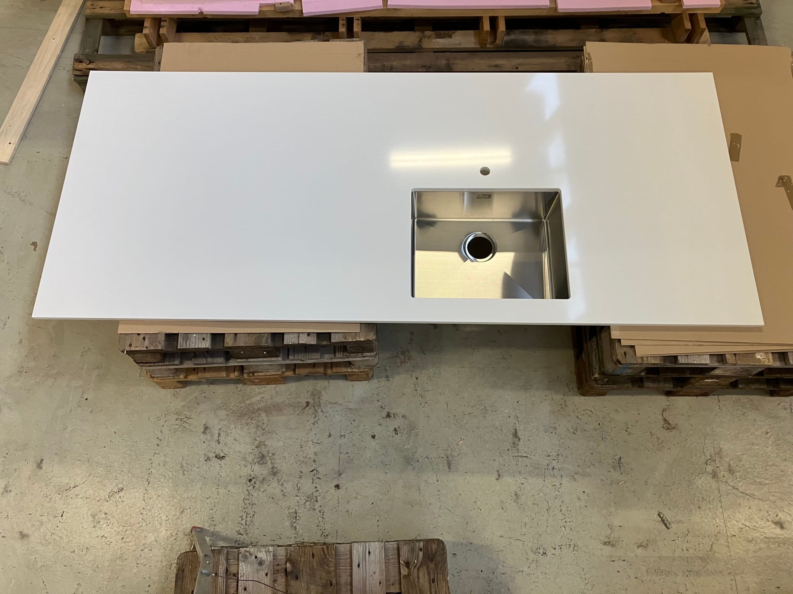 Køkken Ø – 20 mm granit bordplade, i Technistone farve Crystal White med underlimet stålvask