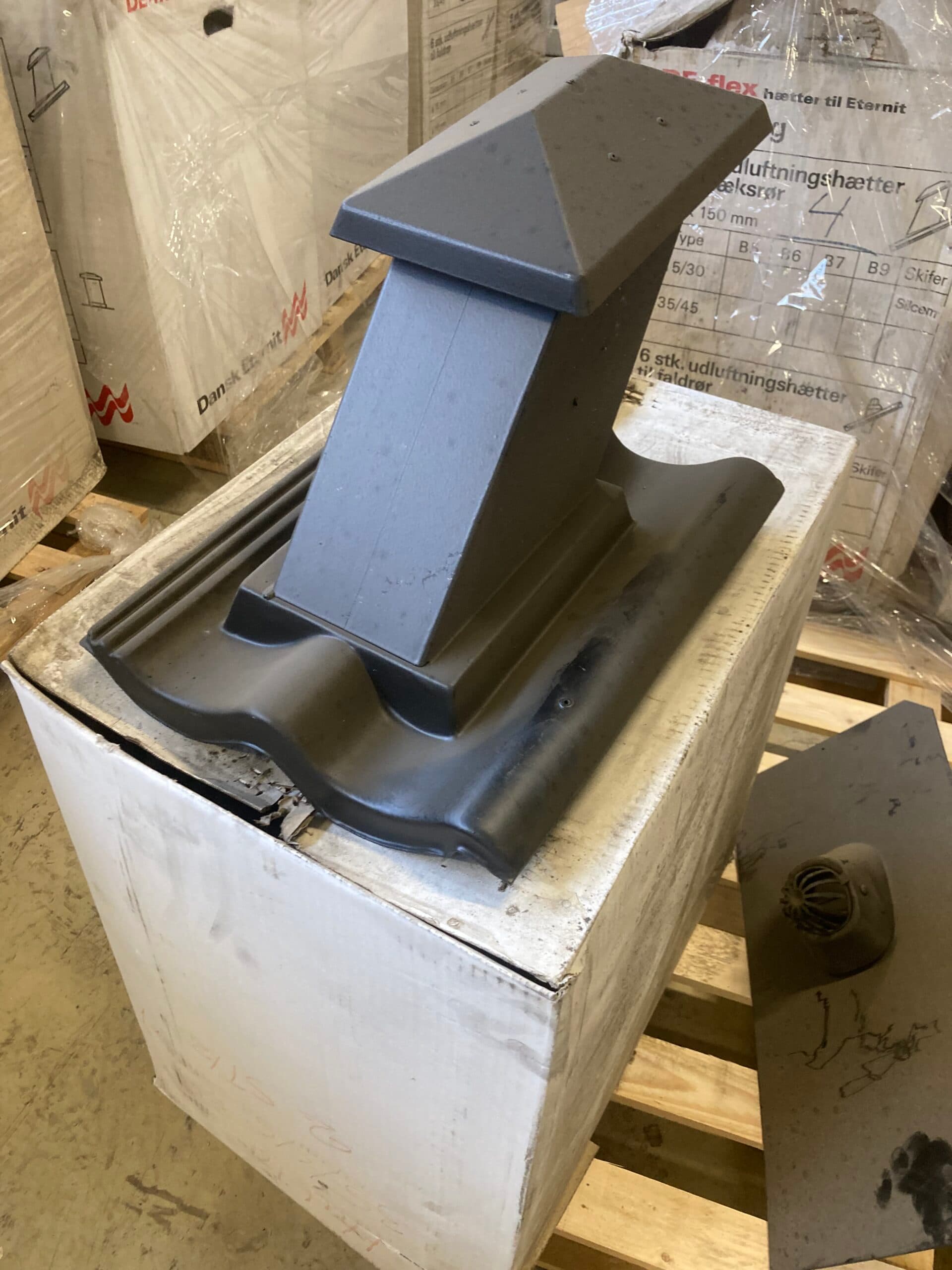 Udluftnings hætte til aftræksrør tagsten 35-45gr Sort. - 1