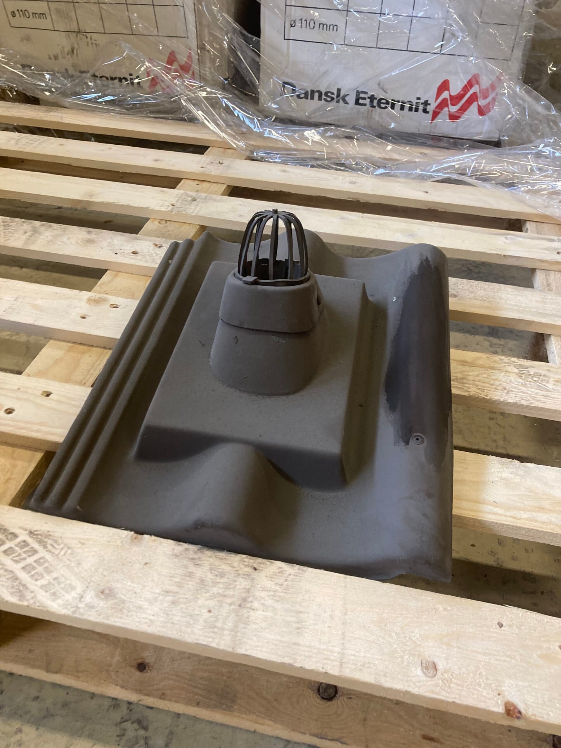 Faldstamme ø75 udluftning til tagsten model Hulta. Mørk brun. - 1