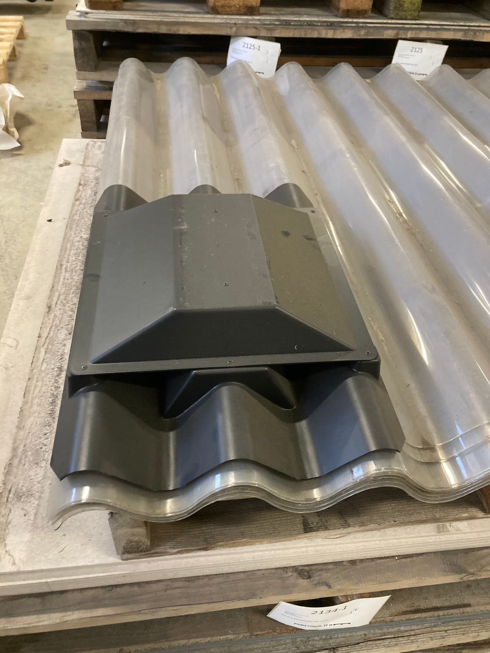 B6 Ventilationshætte til tagflade, sort. - 1