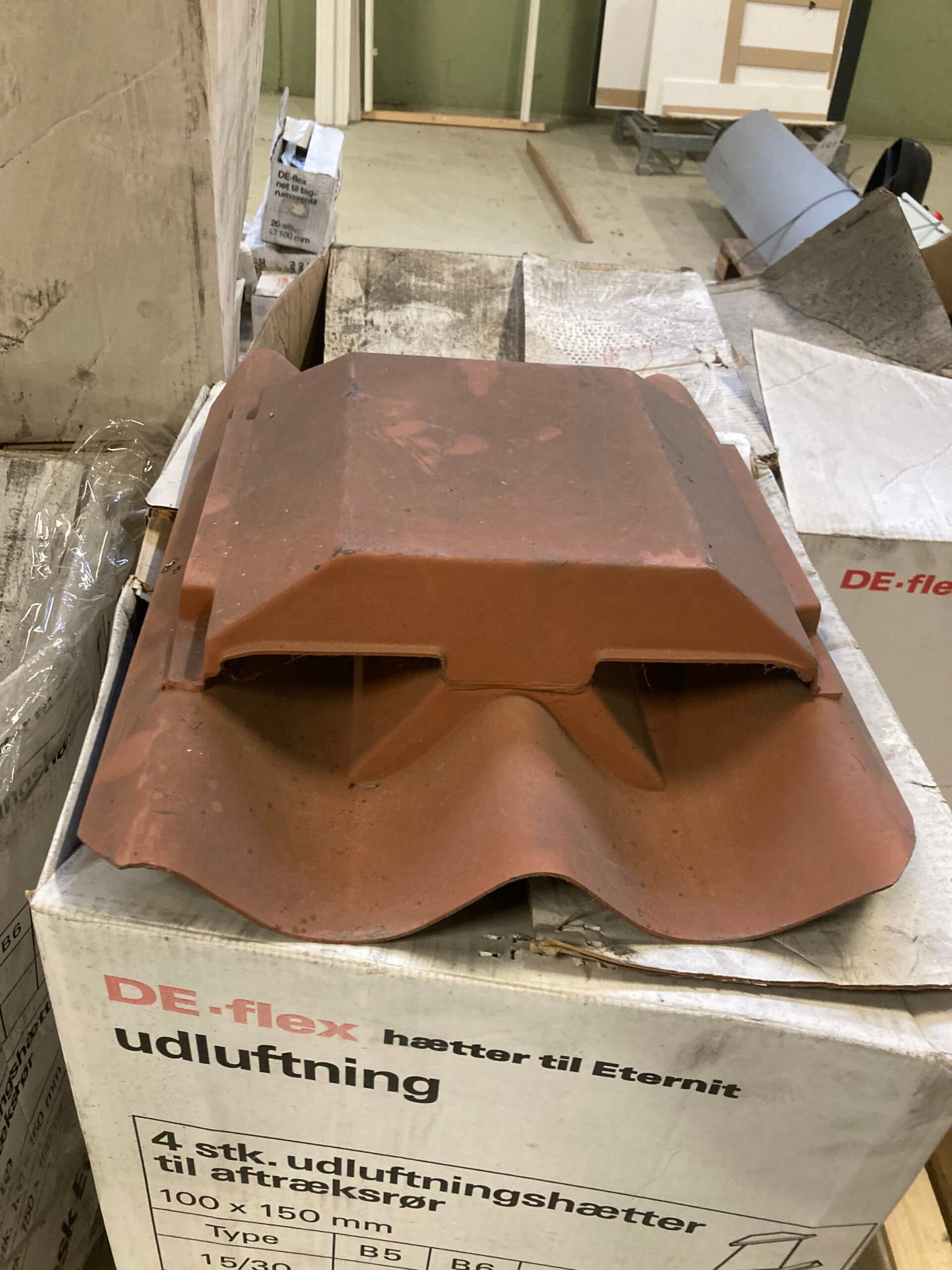 B7 Ventilationshætte til tagflade Teglrød - 1