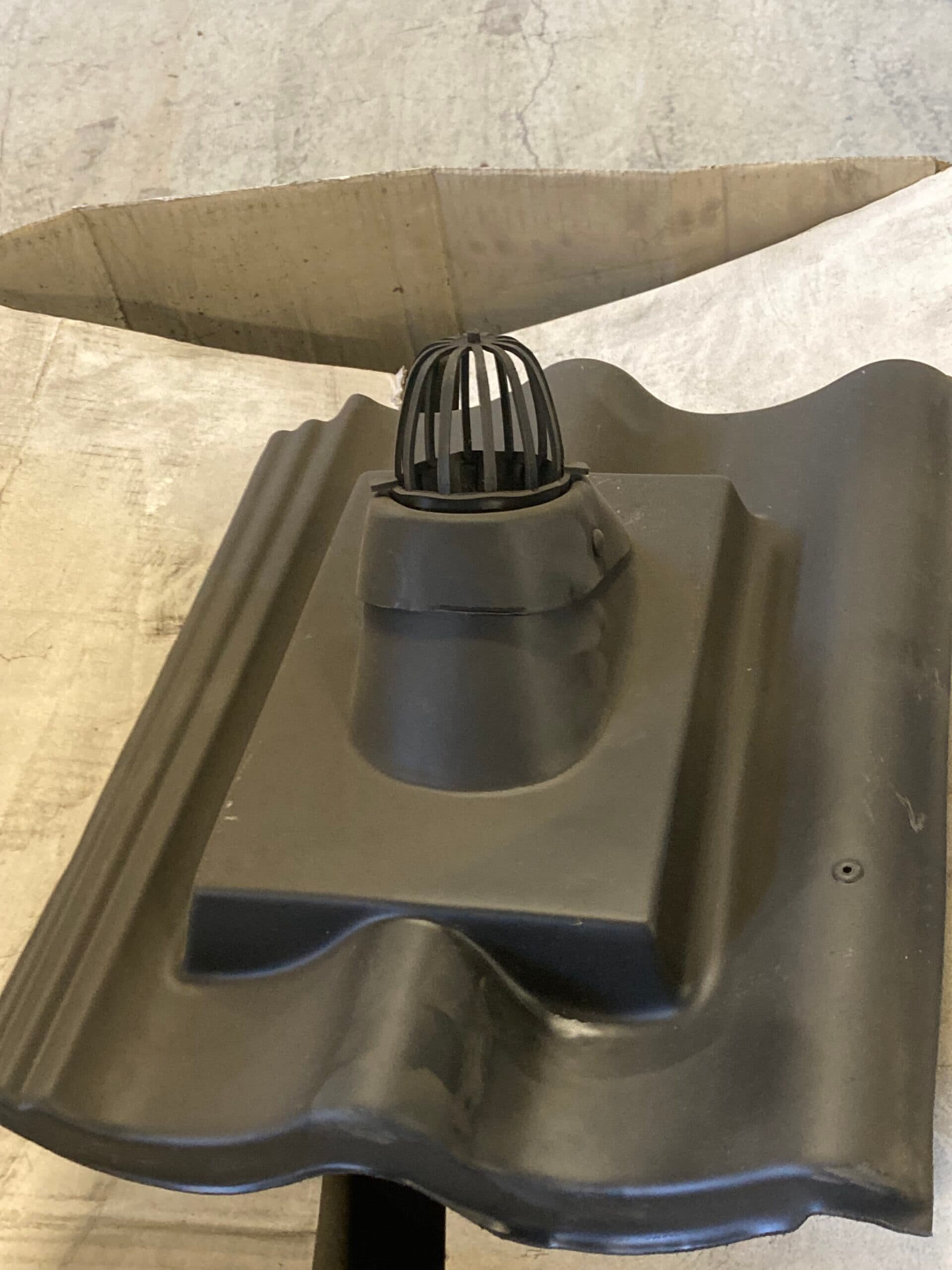 Faldstamme ø75 udluftning til tagsten model Hulta Sort. - 1