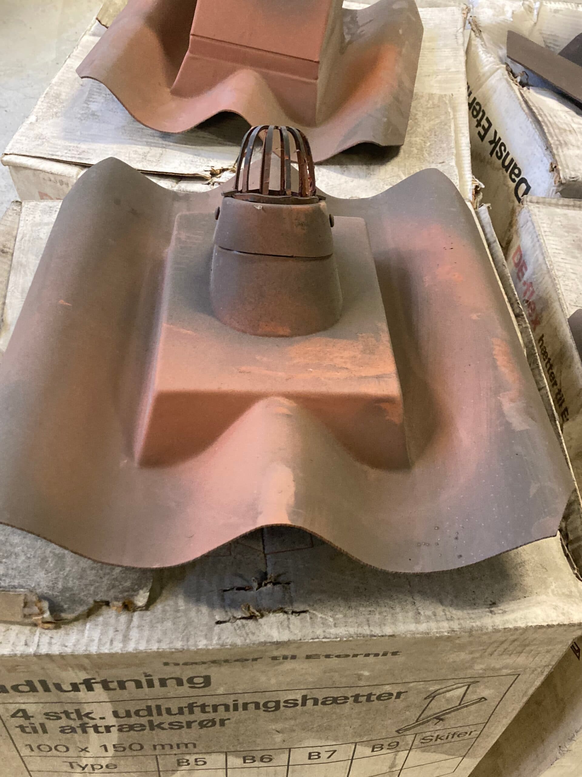 B7 Udluftnings hætte til faldstammerør ø75, Rødflammet. - 1