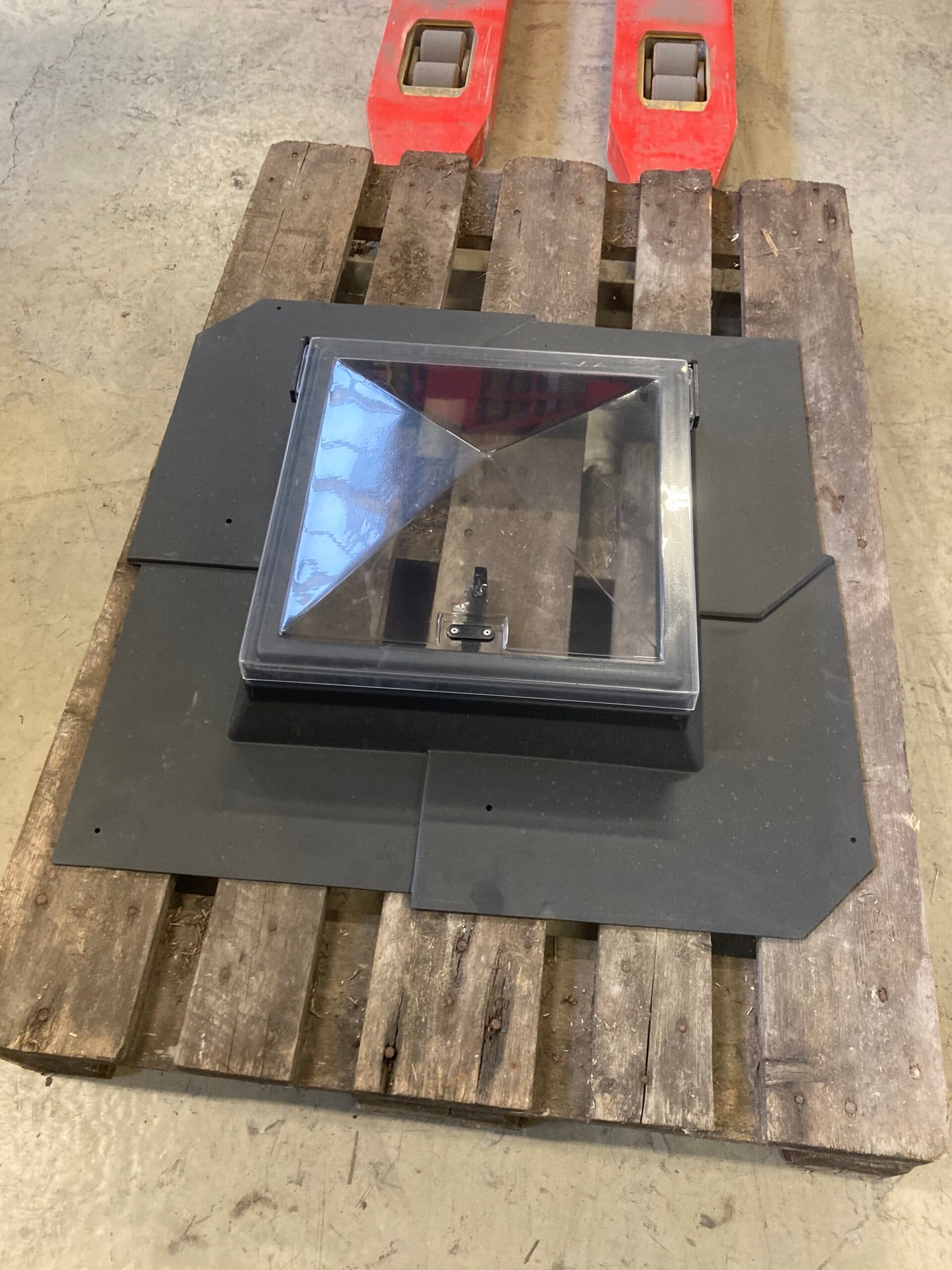 Tagrums/ovenlys vindue med opluk. 40×40 diagonal skifer. Sort - 1