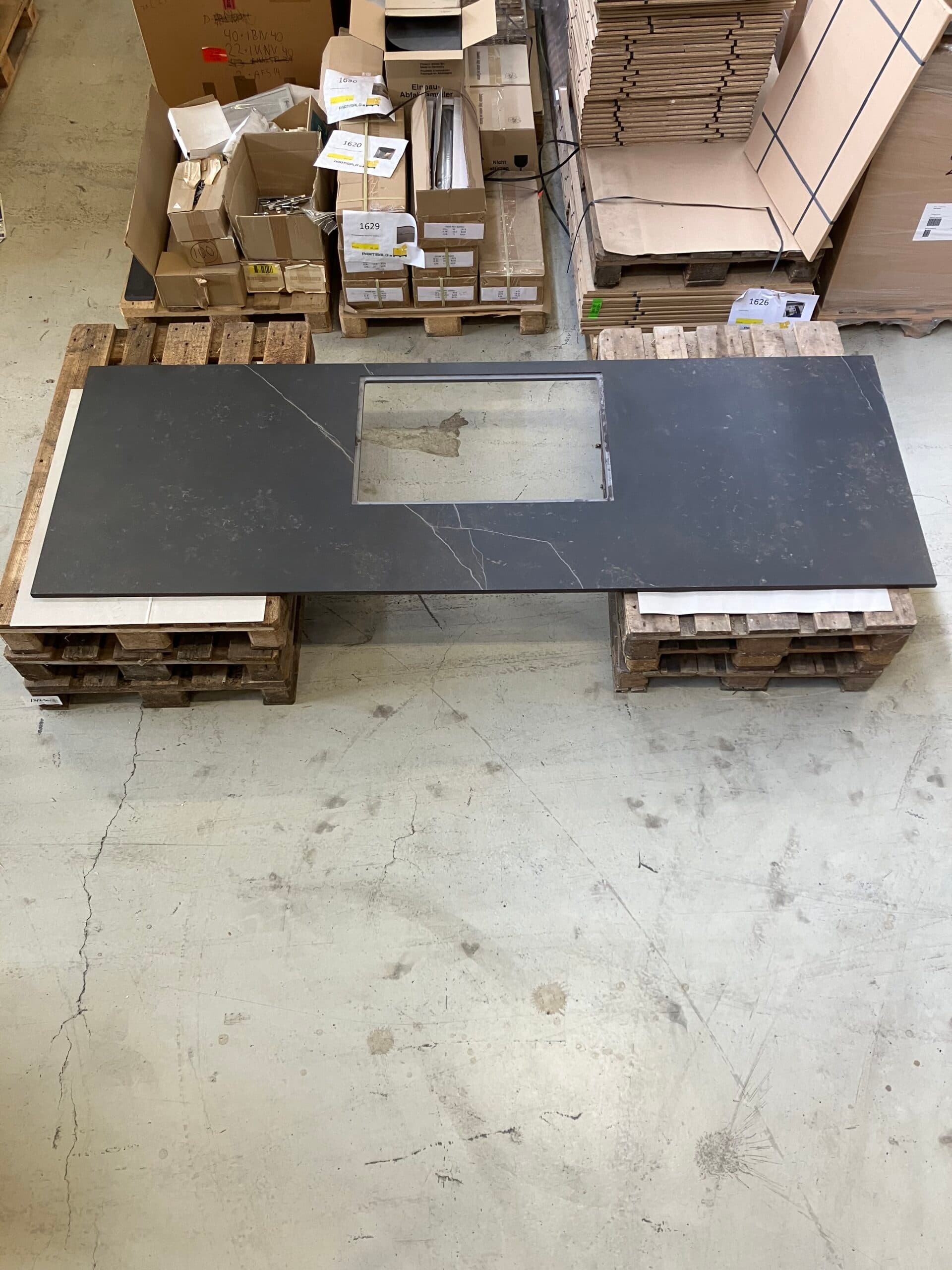 Dekton 20 mm. Halv Ø plade med kogepladehul (380364)