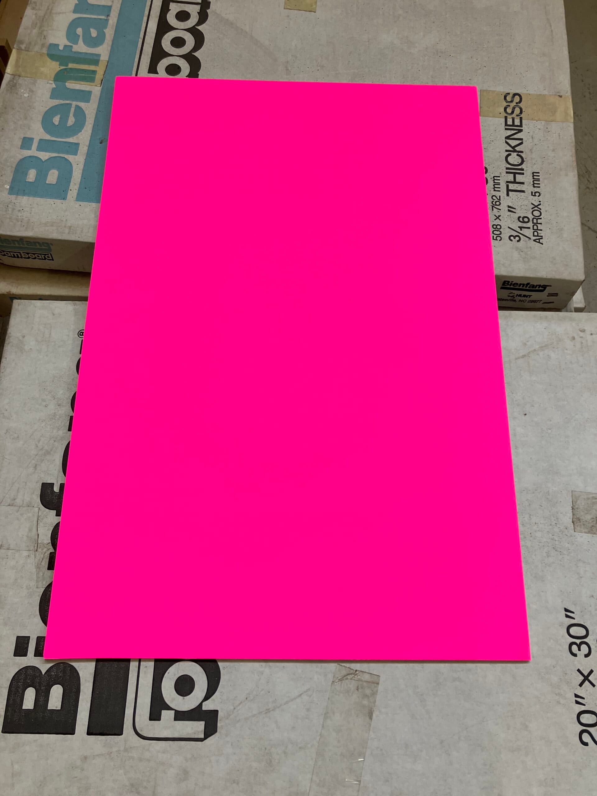 Bienfang Foamboard 5 mm Hot Pink 50,80×76,20 cm. - 1