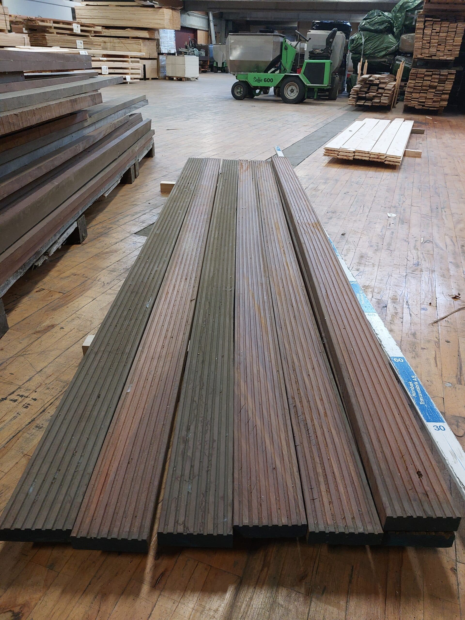 Azobe terrasse brædder 137x40mm. 170,00kr. pr. Lbm.