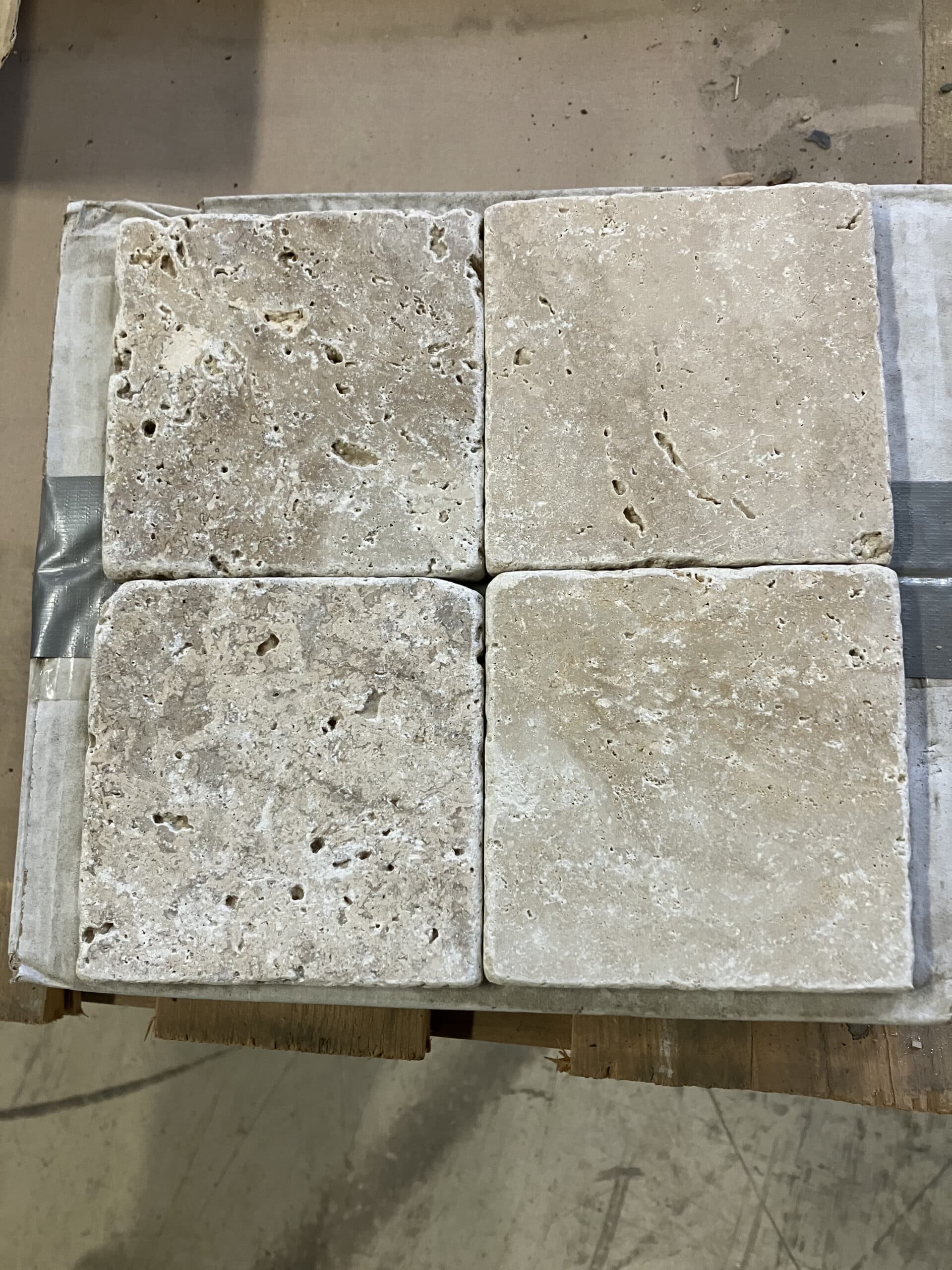 Travertin natursten til gulv og væg. 9,8×9,8 cm.