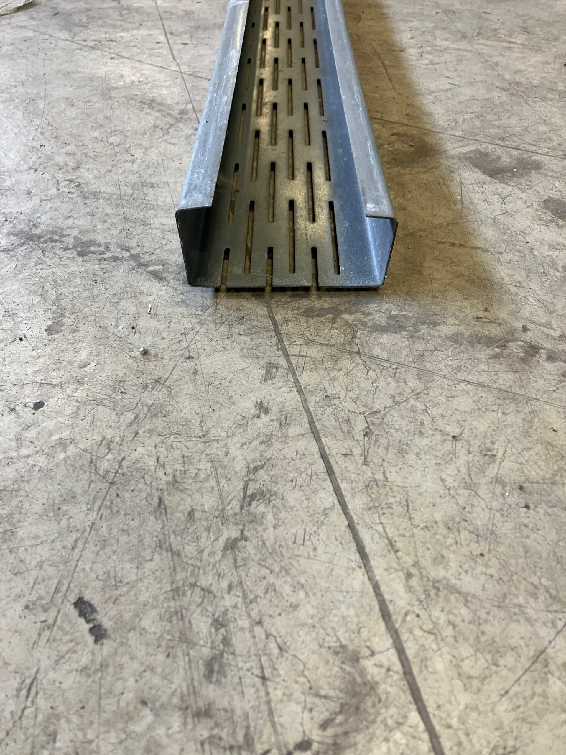 Lindab RY 100 3300 Galv 350 P U-profil. Gipsstål. 29 kr. pr meter.