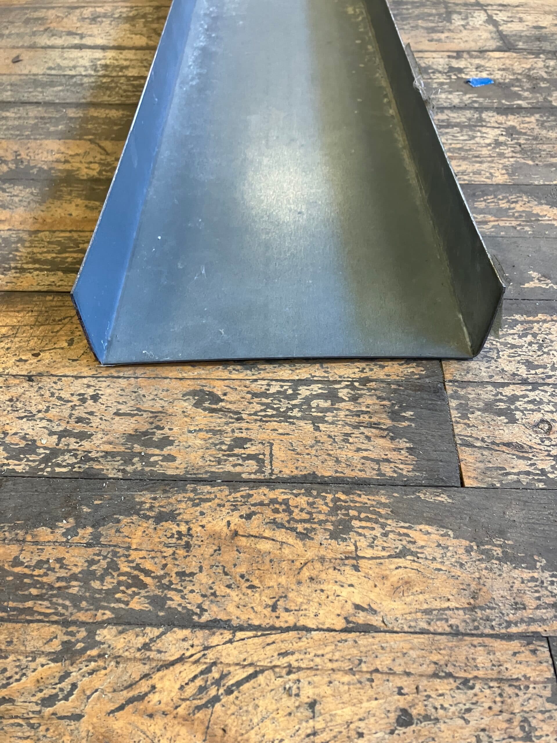 Triplan galvaniseret U-stålprofil. Gipsstål. 35 kr. pr meter.