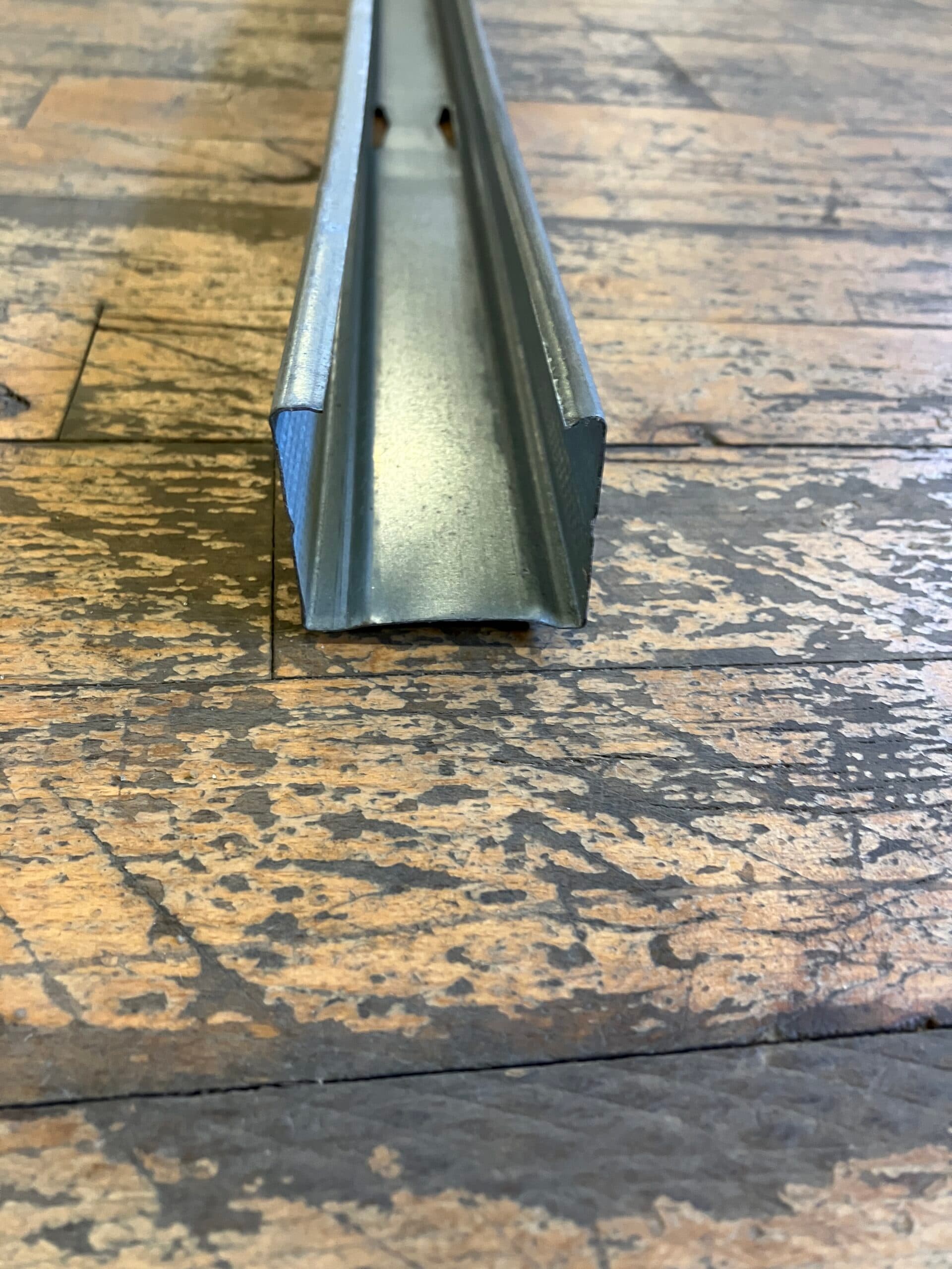 Proffline galvaniseret C-stålprofil. Gipsstål. 15 kr. pr meter.