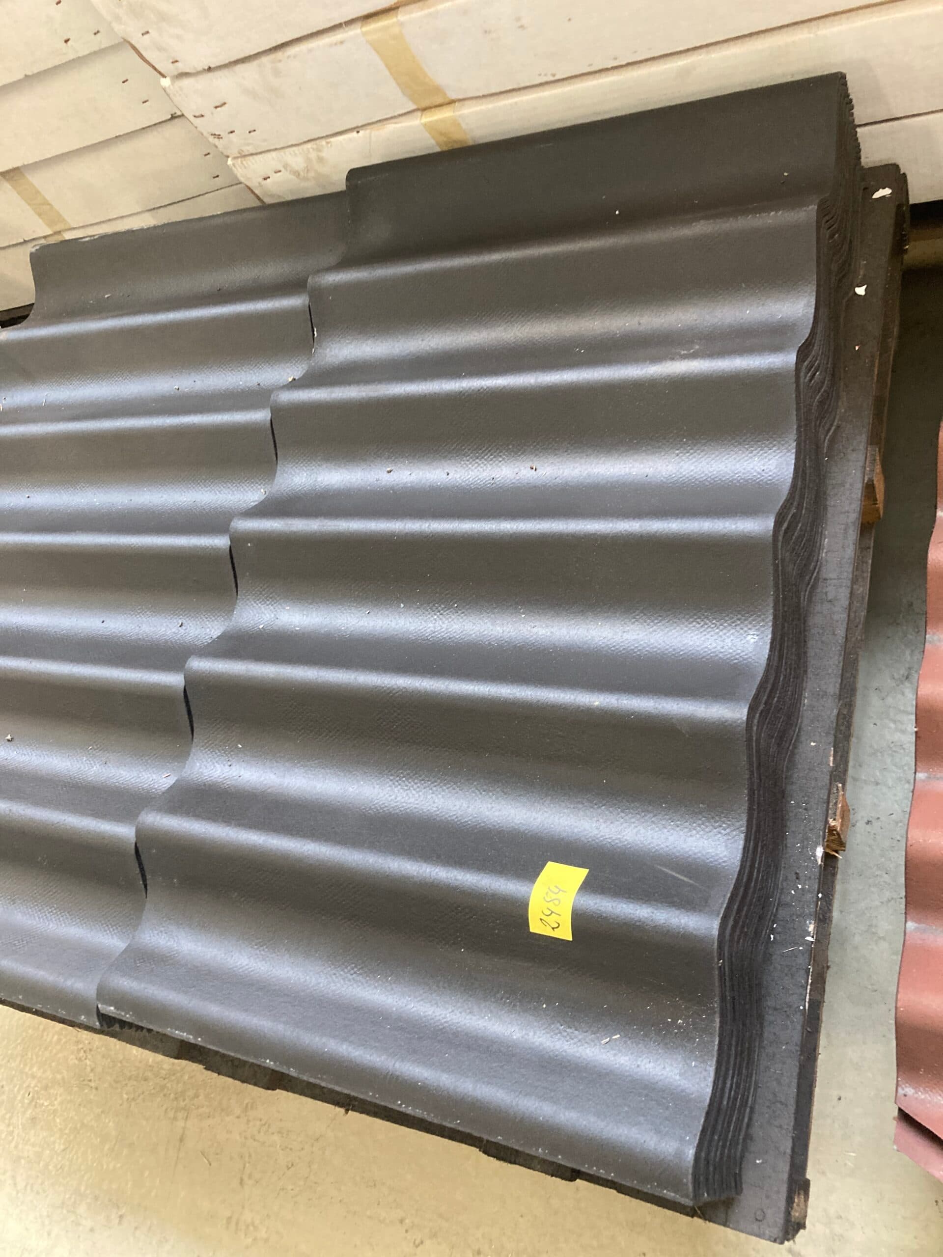 B7 Eternitplade sort 1100x610mm fuldkant u/huller. - 1