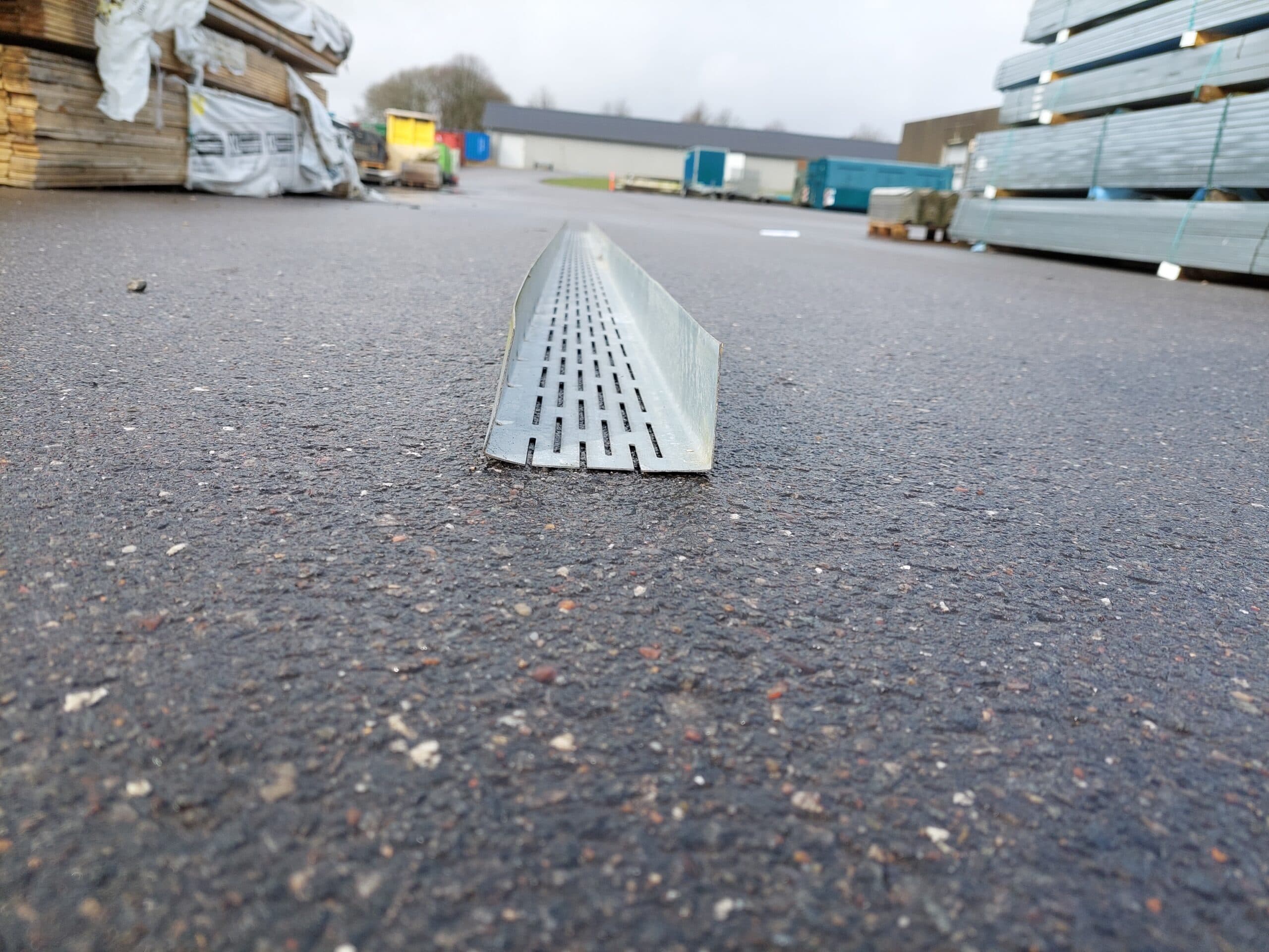 Lindab SKY100 Construline stålskinne U-profil. Gipsstål. 29 kr. pr meter.