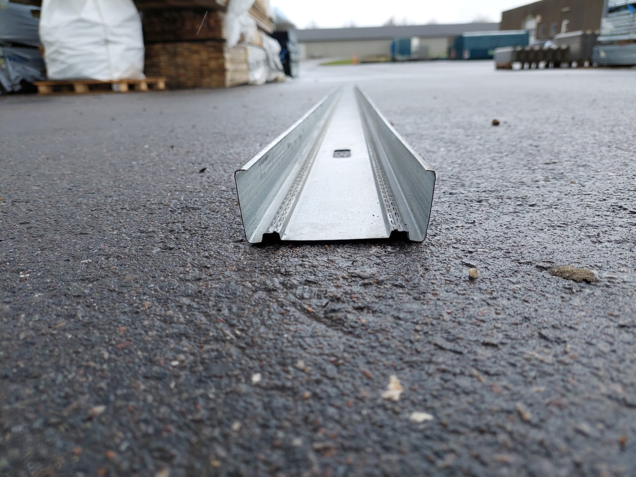 Galvaniseret C-stålprofil. Gipsstål. 29 kr. pr meter.