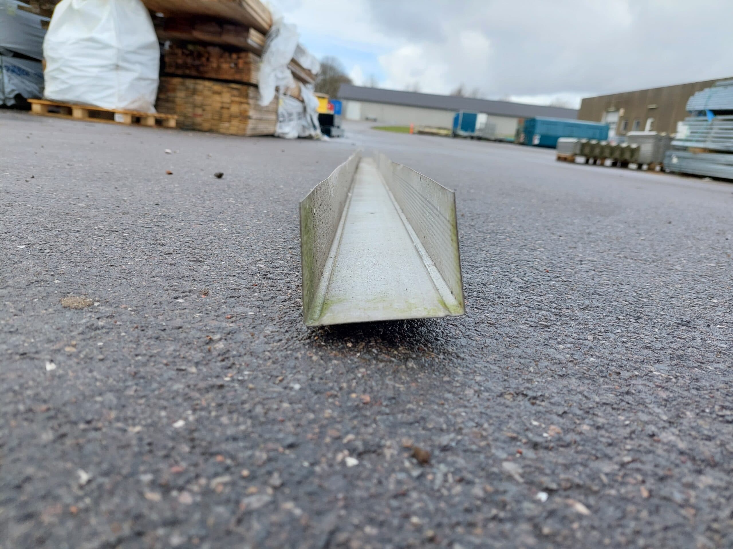 Galvaniseret Stålskinne U-profil gipsstål 21 kr. pr meter.