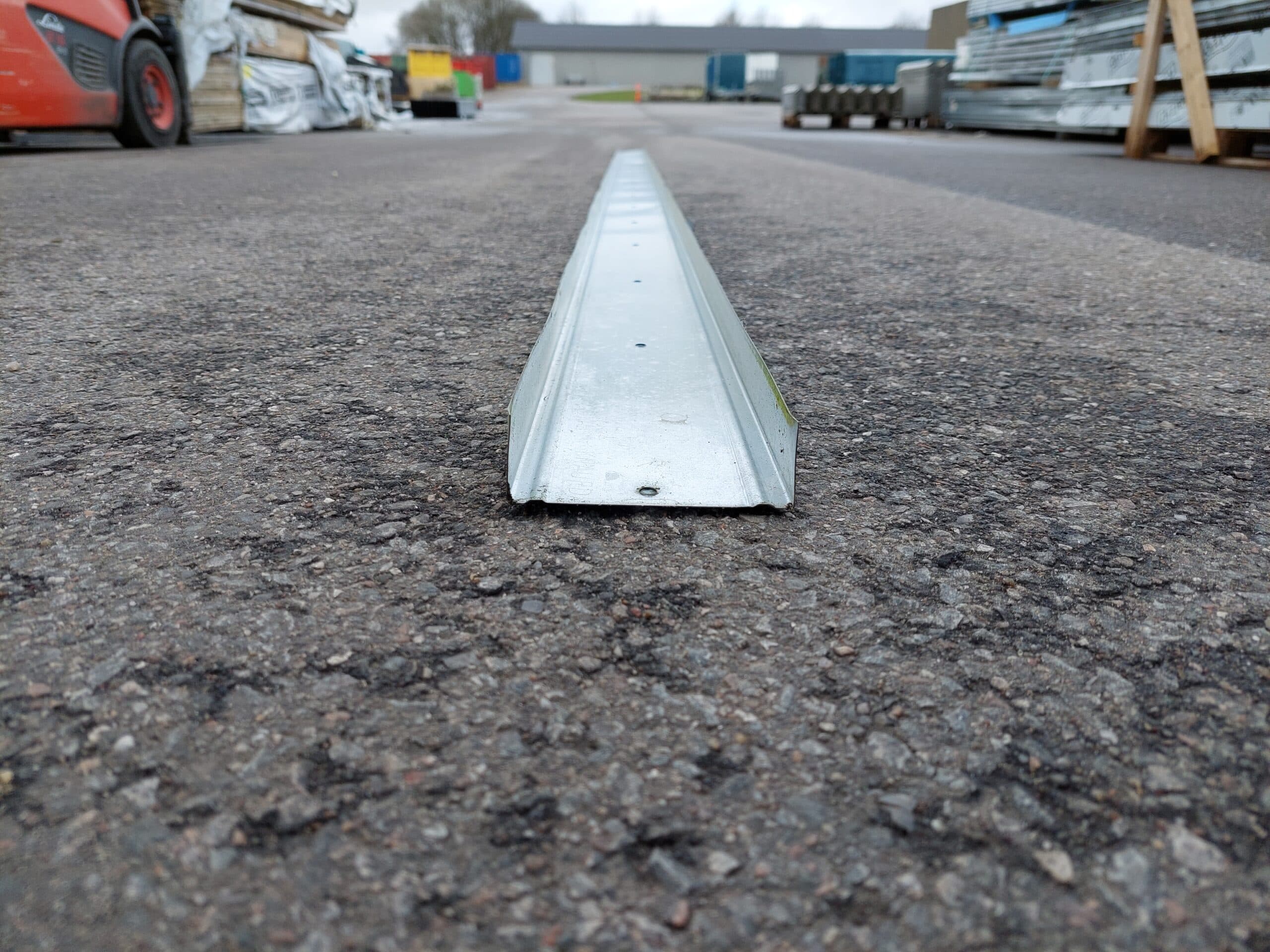 Knauf galvaniseret Stålskinne U-profil. Gipsstål. 18,75 kr. pr meter.