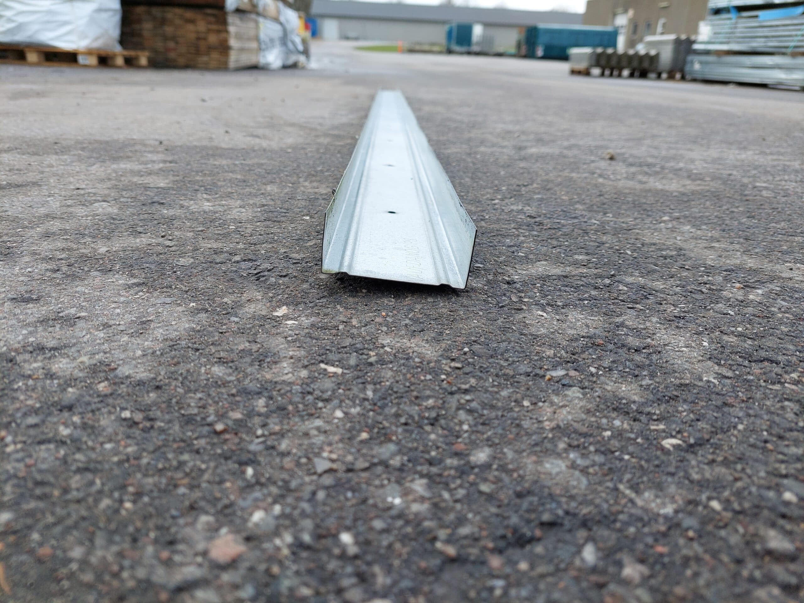 Knauf MR stolpe M/asym. flanger, galvaniseret stålskinne U-profil. Gipsstål. 15,75 kr. pr meter.