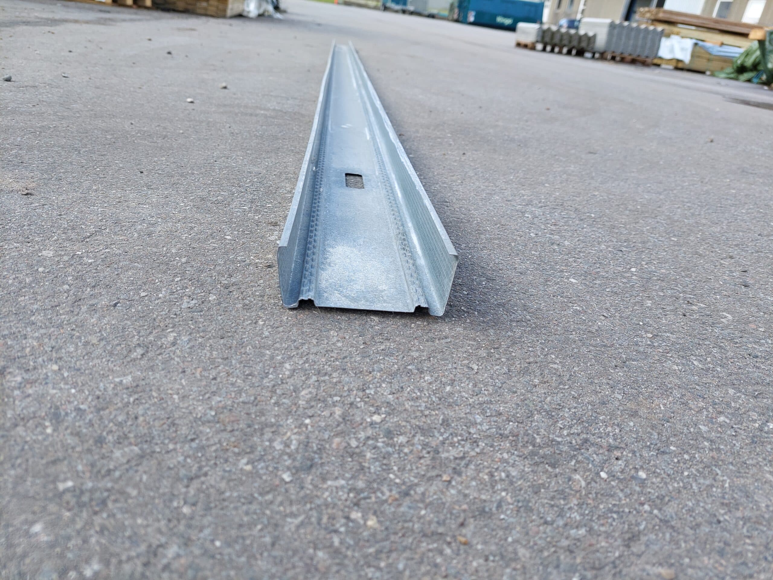 Knauf MR stolpe M/asym. flanger galvaniseret Stålskinne C- profil Gipsstål. 29 kr. pr meter.