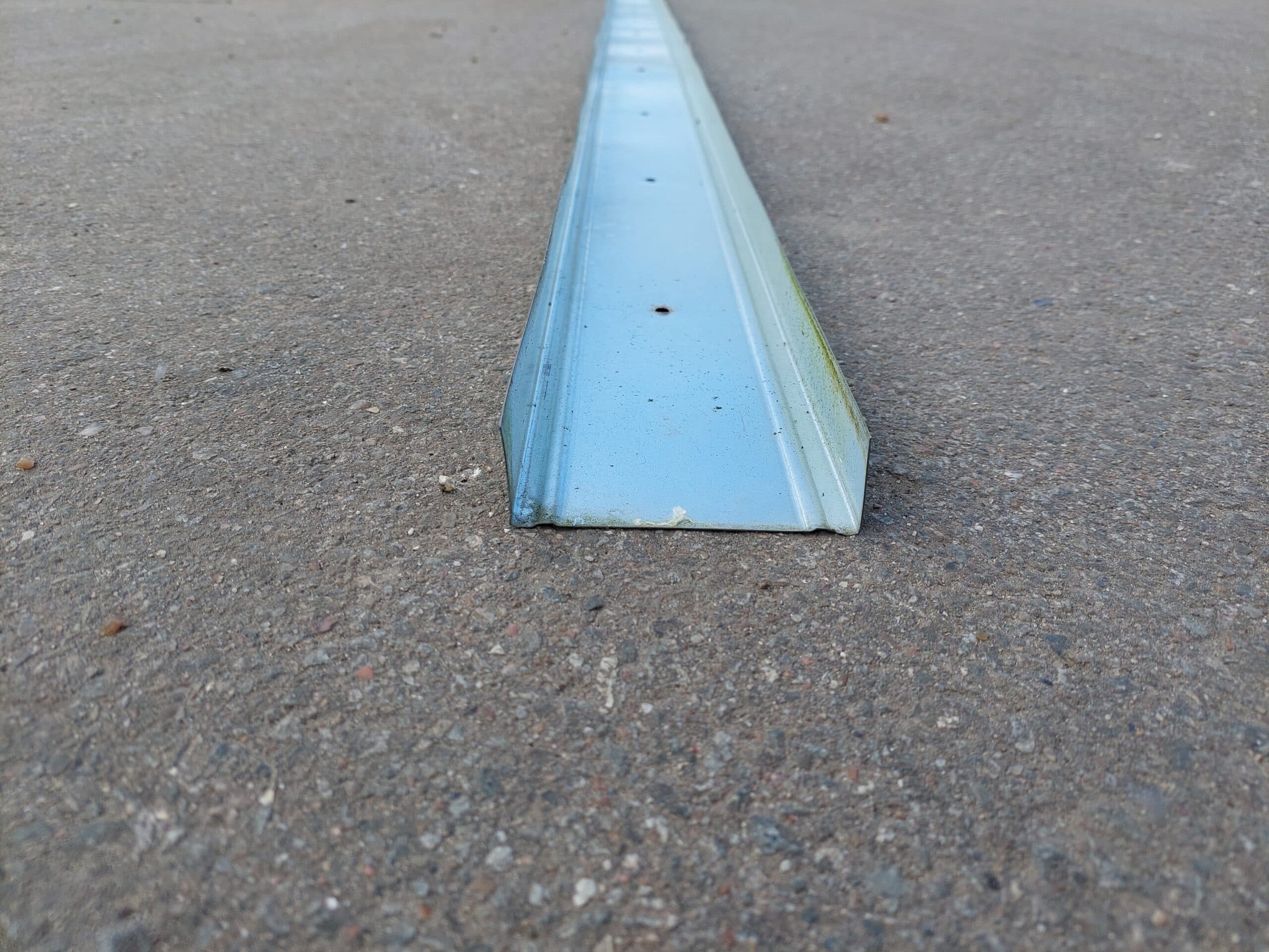 Knauf galvaniseret stålskinne U-profil. Gipsstål. 21 kr. pr meter.