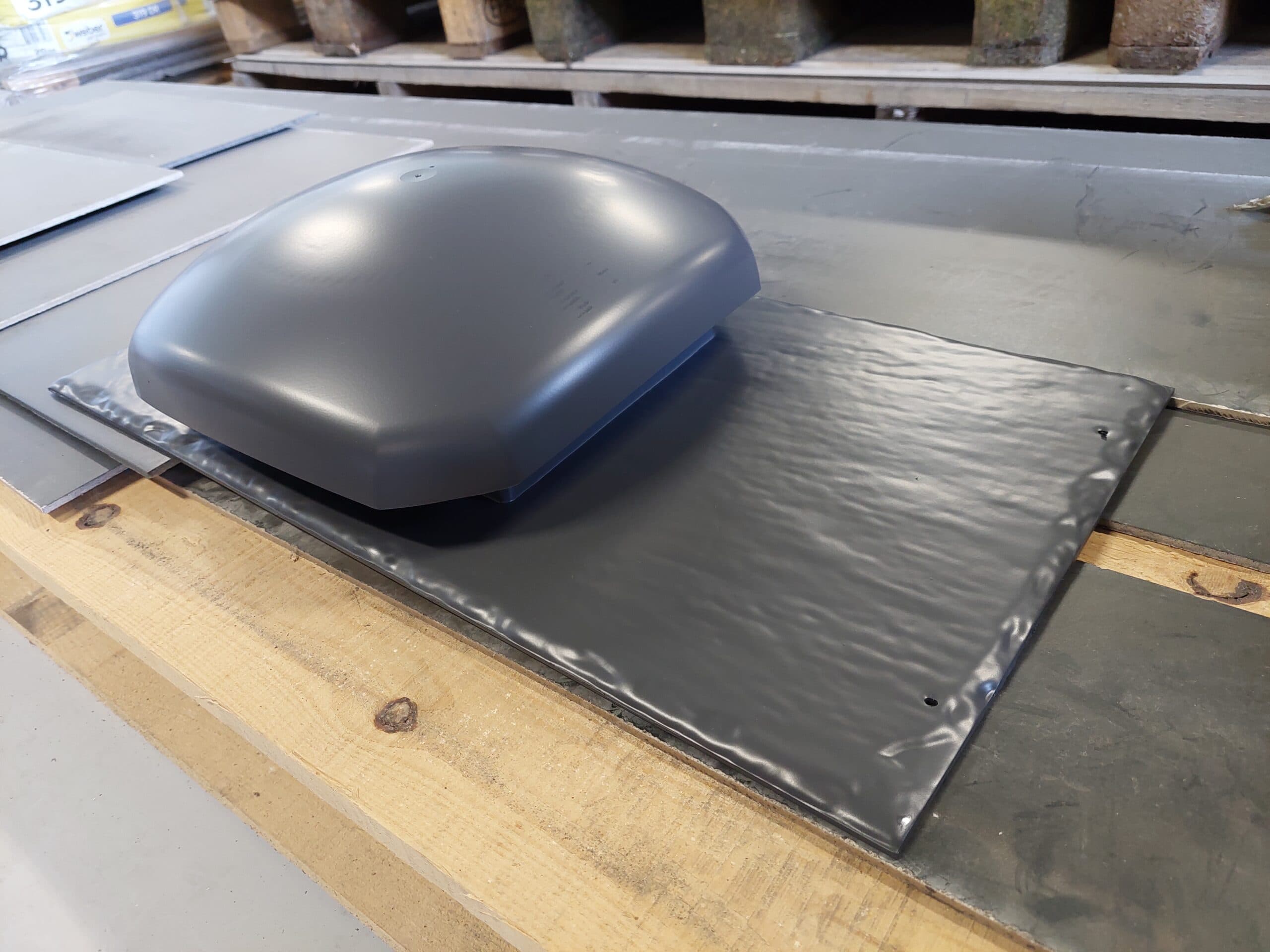 Ventilations hætte til skifertag, sort, 590×300 mm - 1