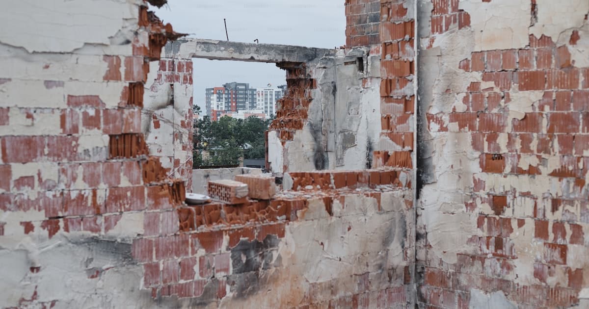 Nedrivning med omtanke: Sådan bjærger du materialer korrekt