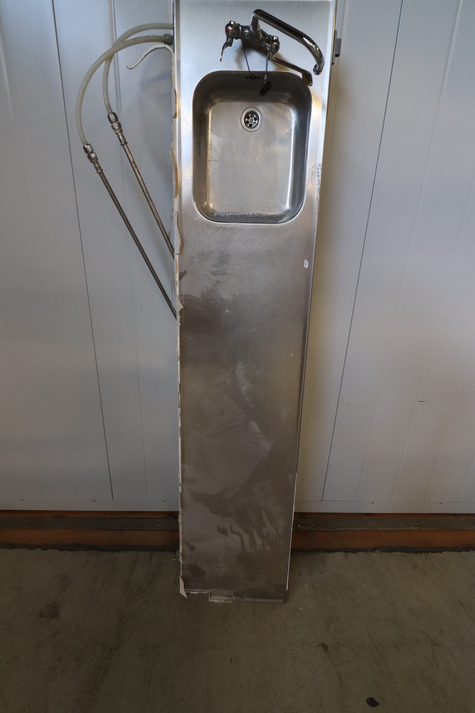 Rustfri stål bordplade 45x215cm med håndvask og blandingsbatteri. Pris kr. 2150