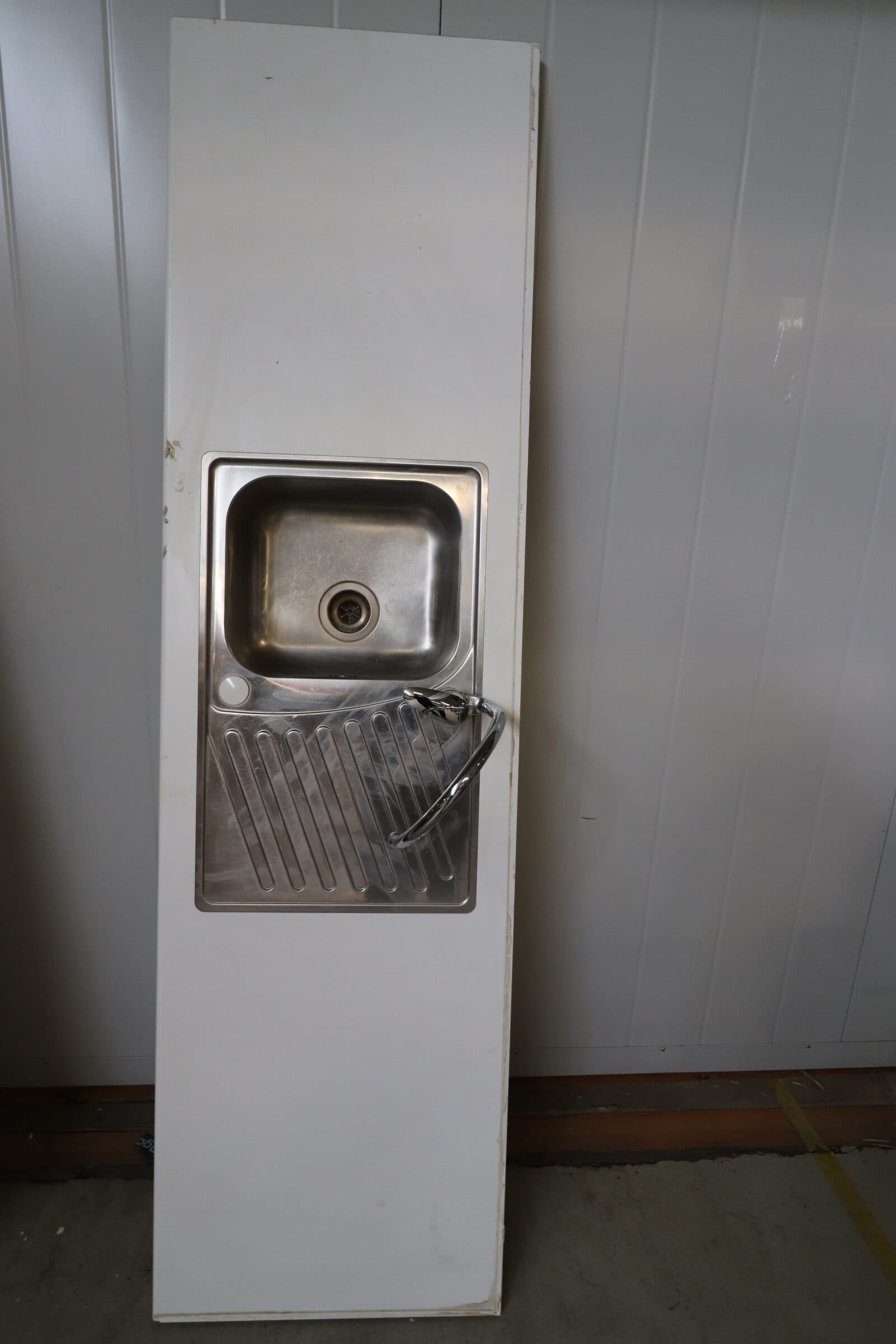 Laminat bordplade 62×224 med vask og blandings batteri. Pris kr. 600,-