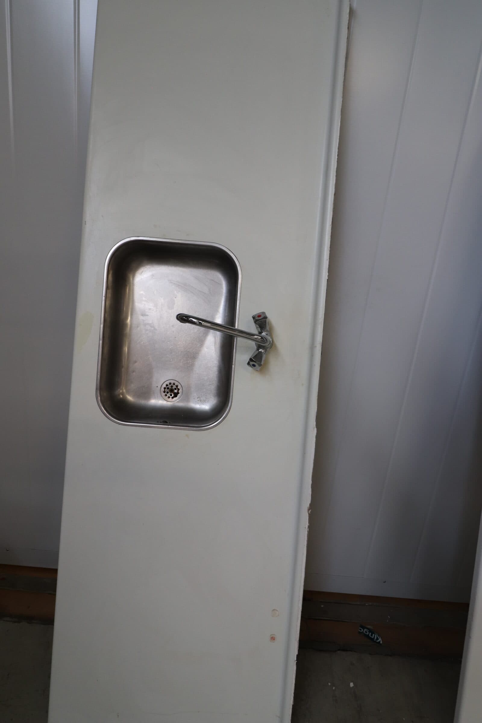 Laminat bordplade 65×203 med vask og blandings batteri. Pris kr. 400,-