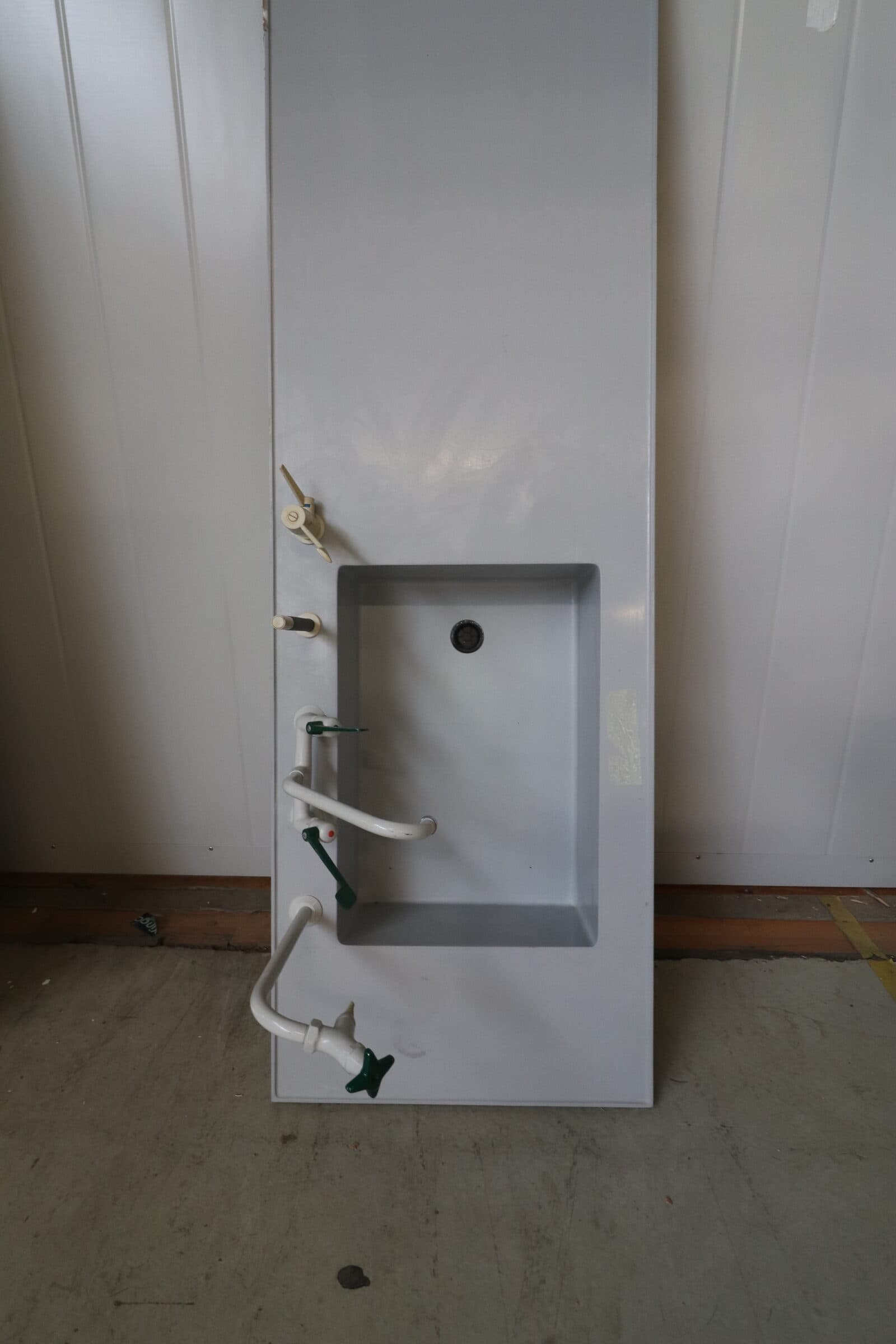 Hård plast bordplade 60x200cm med vask og blandingsbatteri – Grå. Pris kr. 2000,-