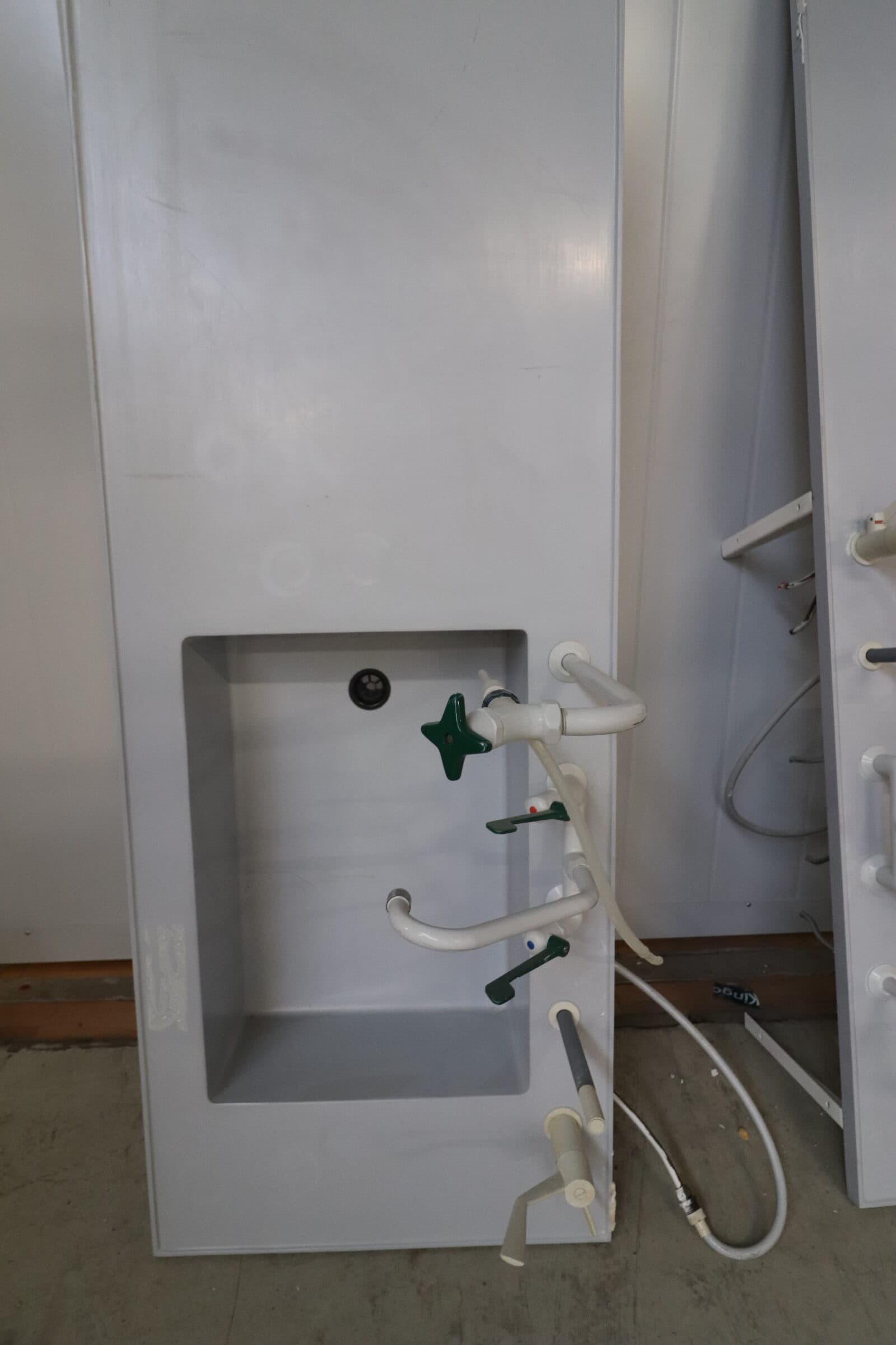 Hård plast bordplade 60x176cm med vask og blandingsbatteri – Grå. Pris kr. 1600,-