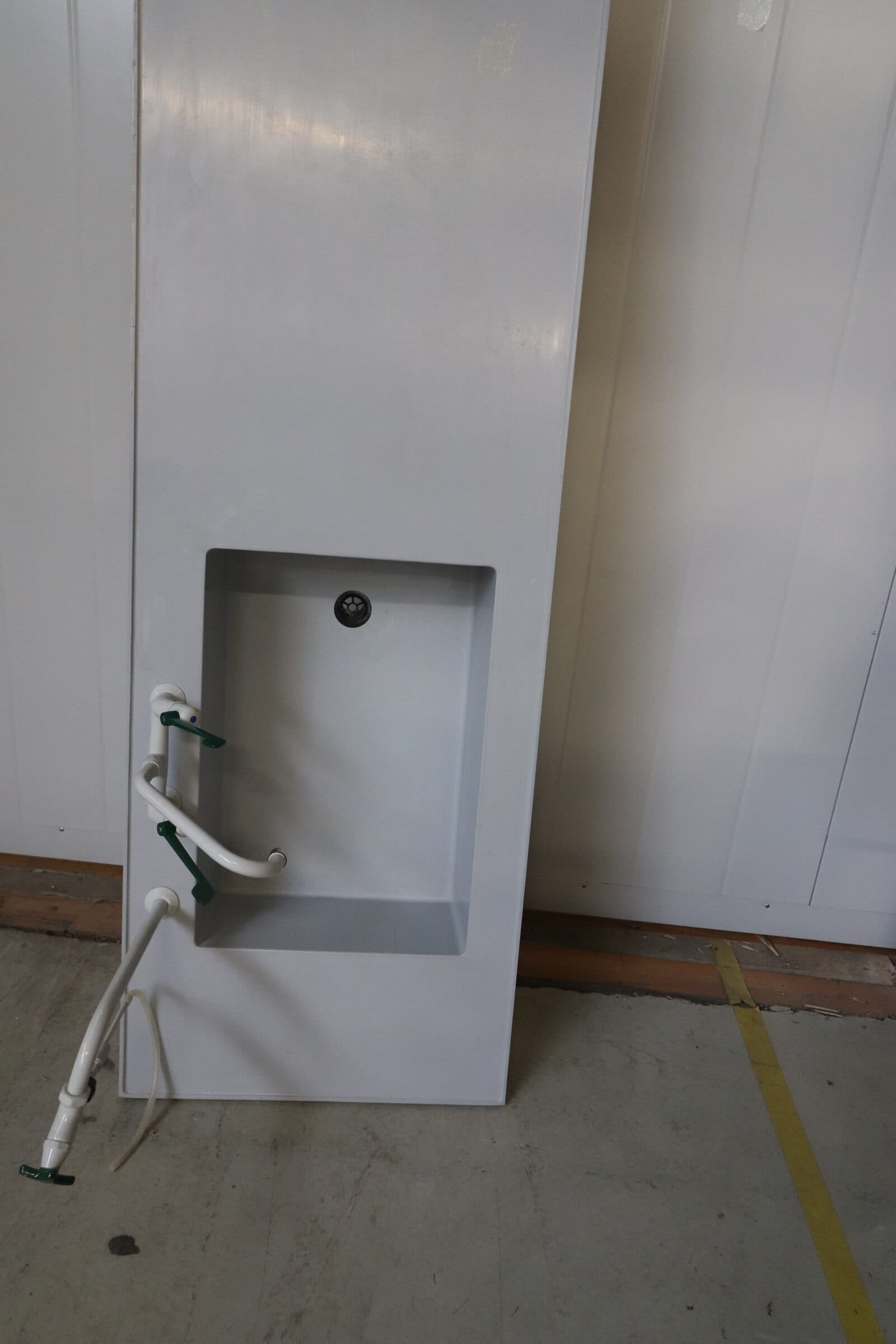 Hård plast bordplade 60x200cm med vask og blandingsbatteri – Grå. Pris kr. 2000,-