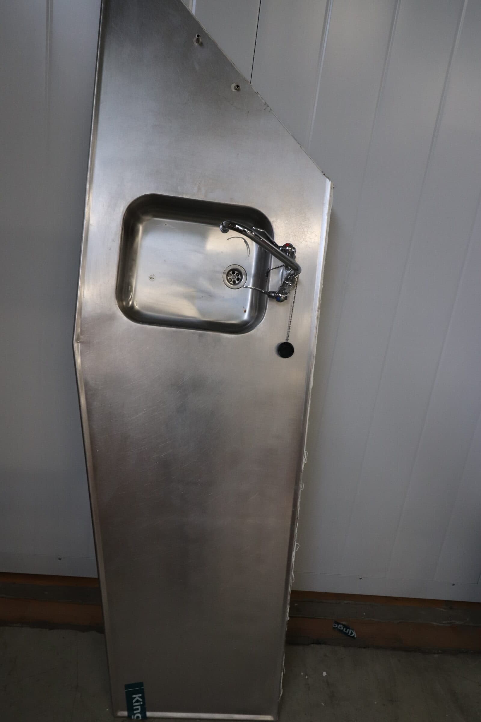 Rustfri stål bordplade med vinkler, samt vask 65x210cm Pris kr. 895,-