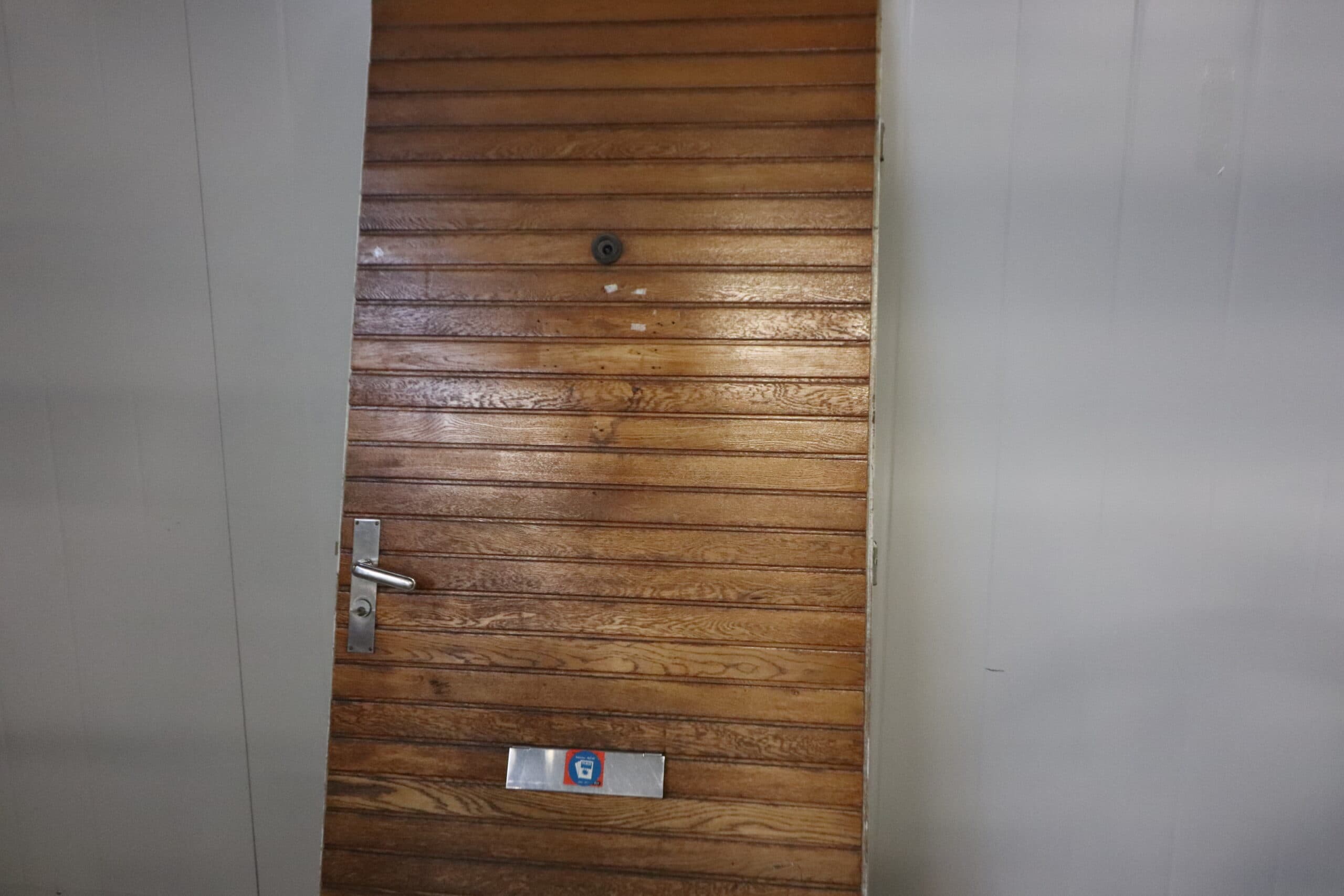 Pladedør med teaktræ lister 88×209 Pris kr. 2150,-