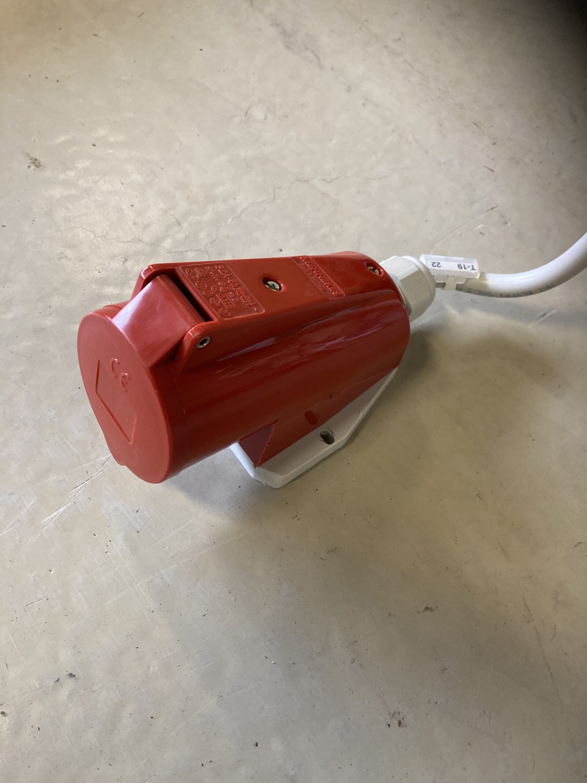 CEE stik 415v 32A væg montering