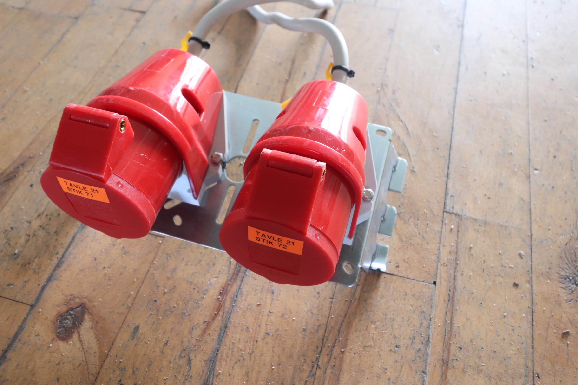 CEE stik 415v 16A væg montering