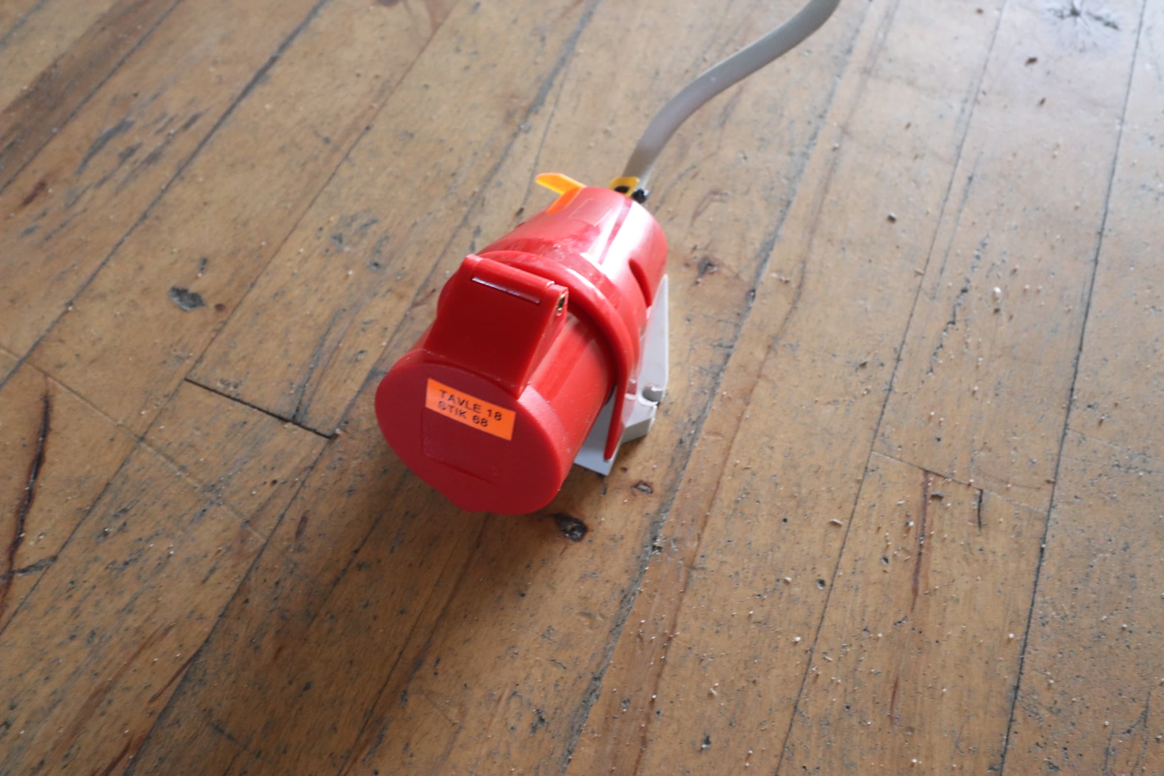 CEE stik 415v 16A væg montering