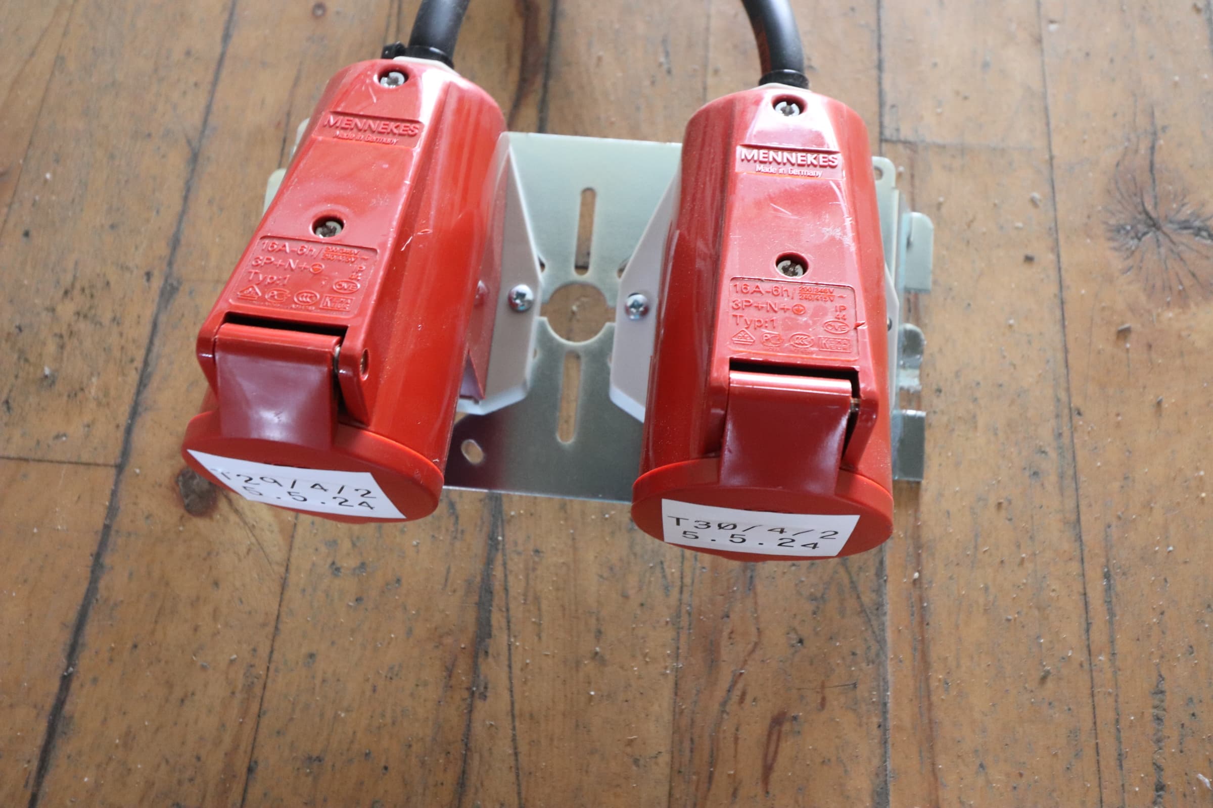 CEE stik 415v 16A væg montering