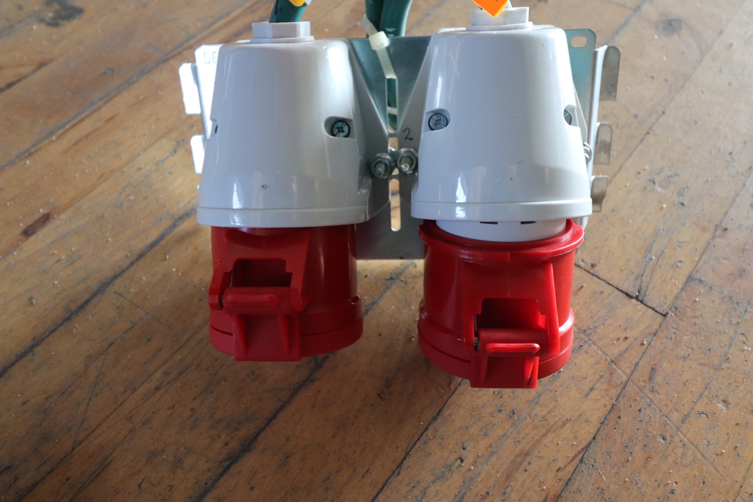 CEE stik 415v 32A væg montering