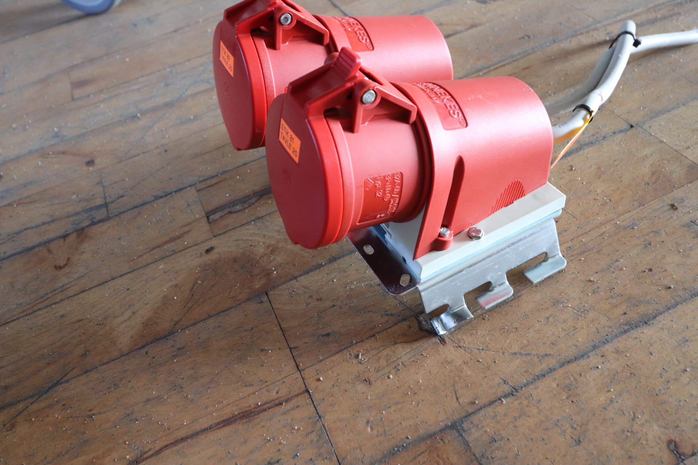 CEE stik 415v 32A væg montering