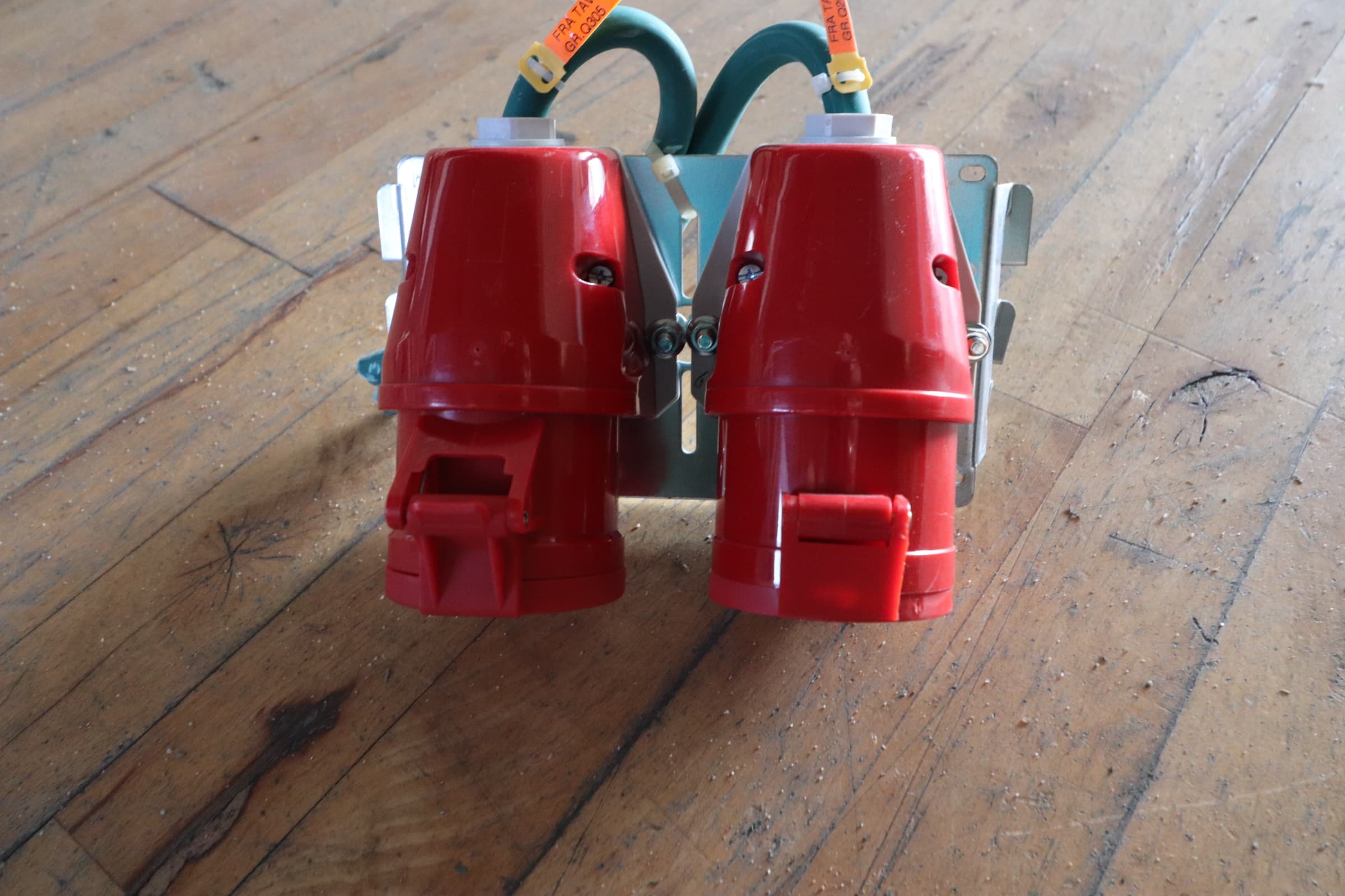 CEE stik 415v 32A væg montering