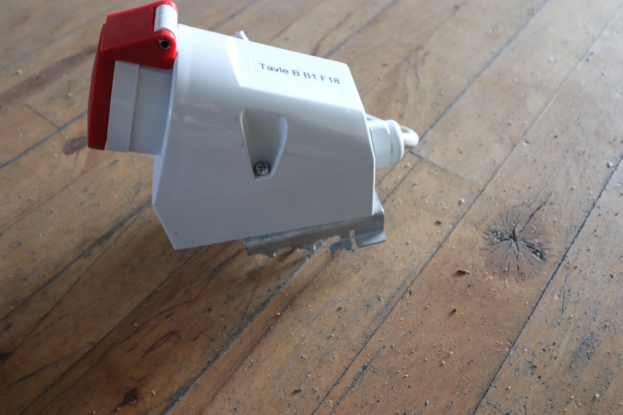 CEE stik 415v 16A væg montering